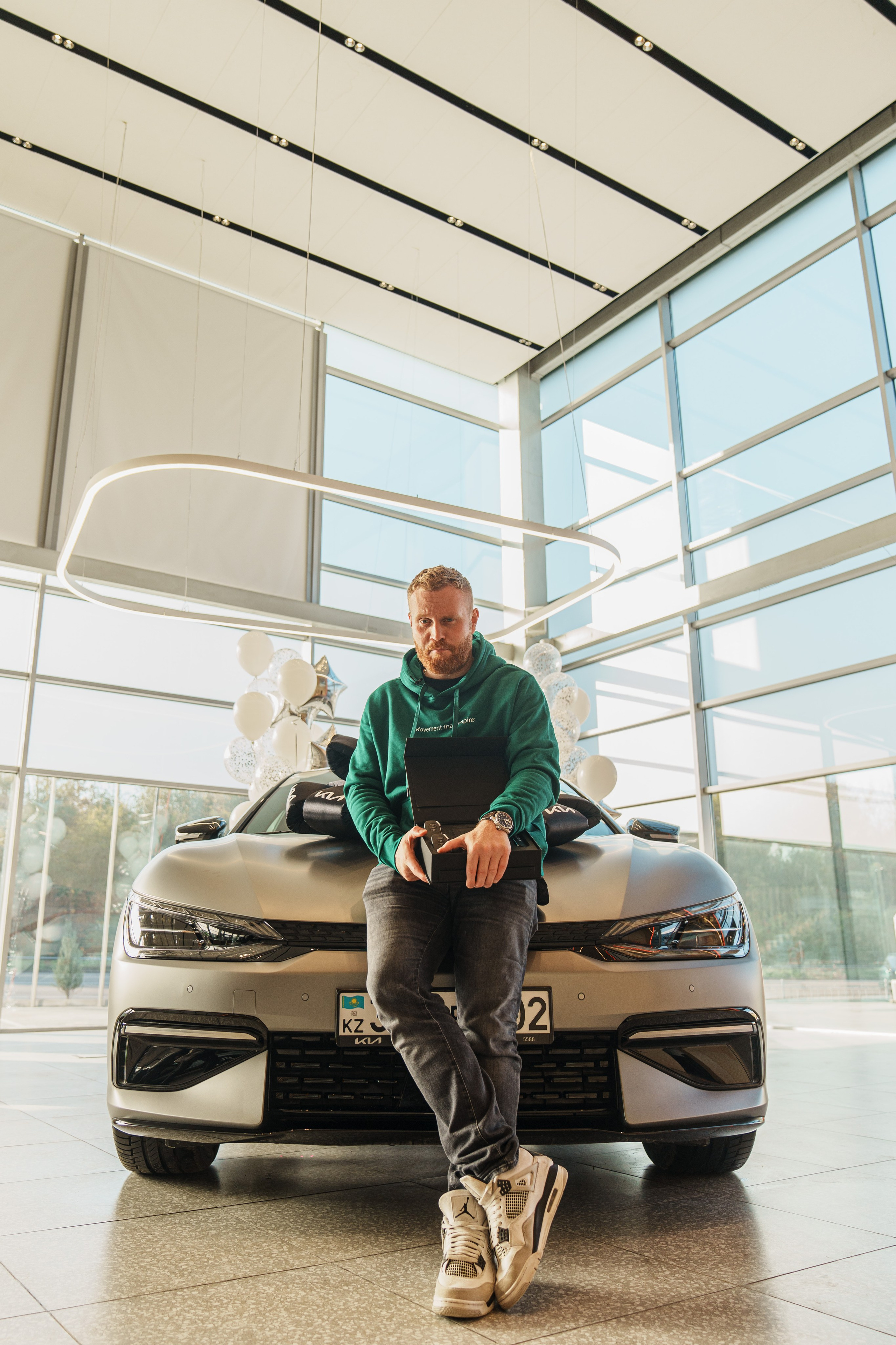 Kia EV6 Вручение Евгений Чебаткову. Фотограф TAULAN_1