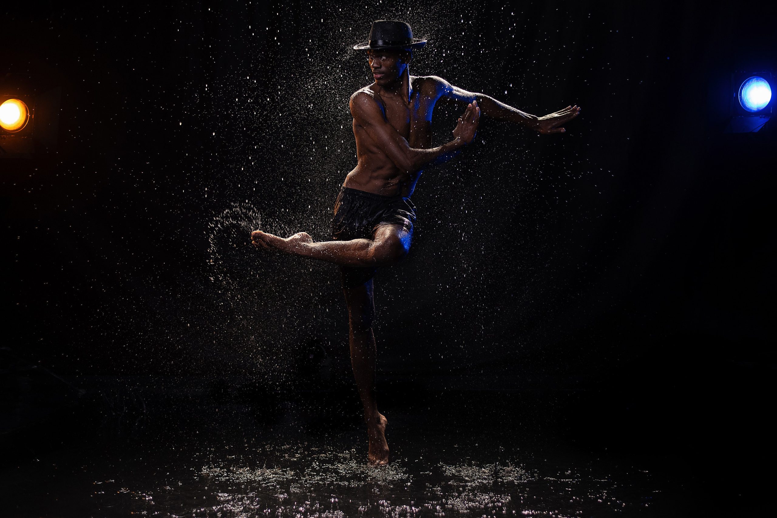 аква фотосессия с водой в студии для танцоров и спортсменов