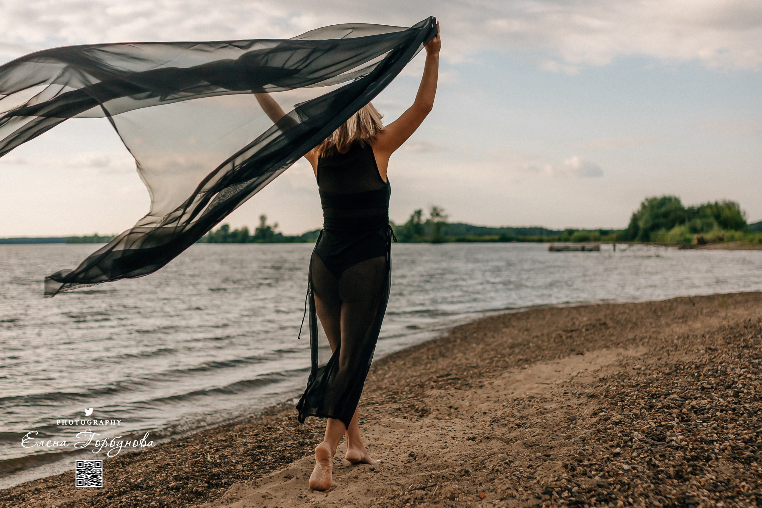 Фотосессия с черной тканью. Легкая черная вуаль летит на вертру. Фотосессия у реки черная серия с тканью. Девушка укуталась в черную ткань. Прогулка по набережной. Песок, речка, модель в черном. Качели над водой, Закат. Девушка лежит на песке. В зеленых деревьях