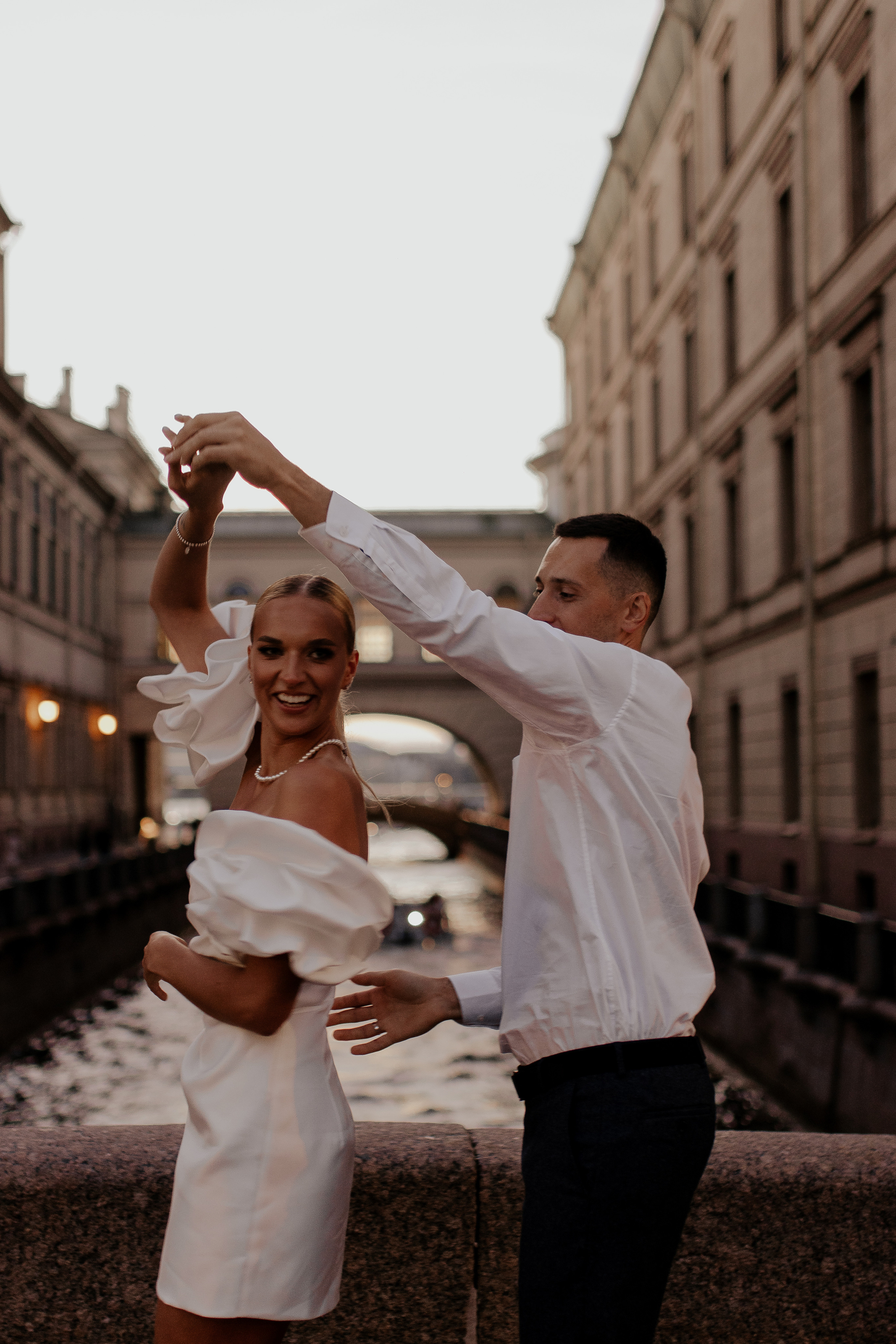 Свадебная прогулка по улицам Петербурга. Фотограф в Санкт-Петербурге Лиза Семченкова