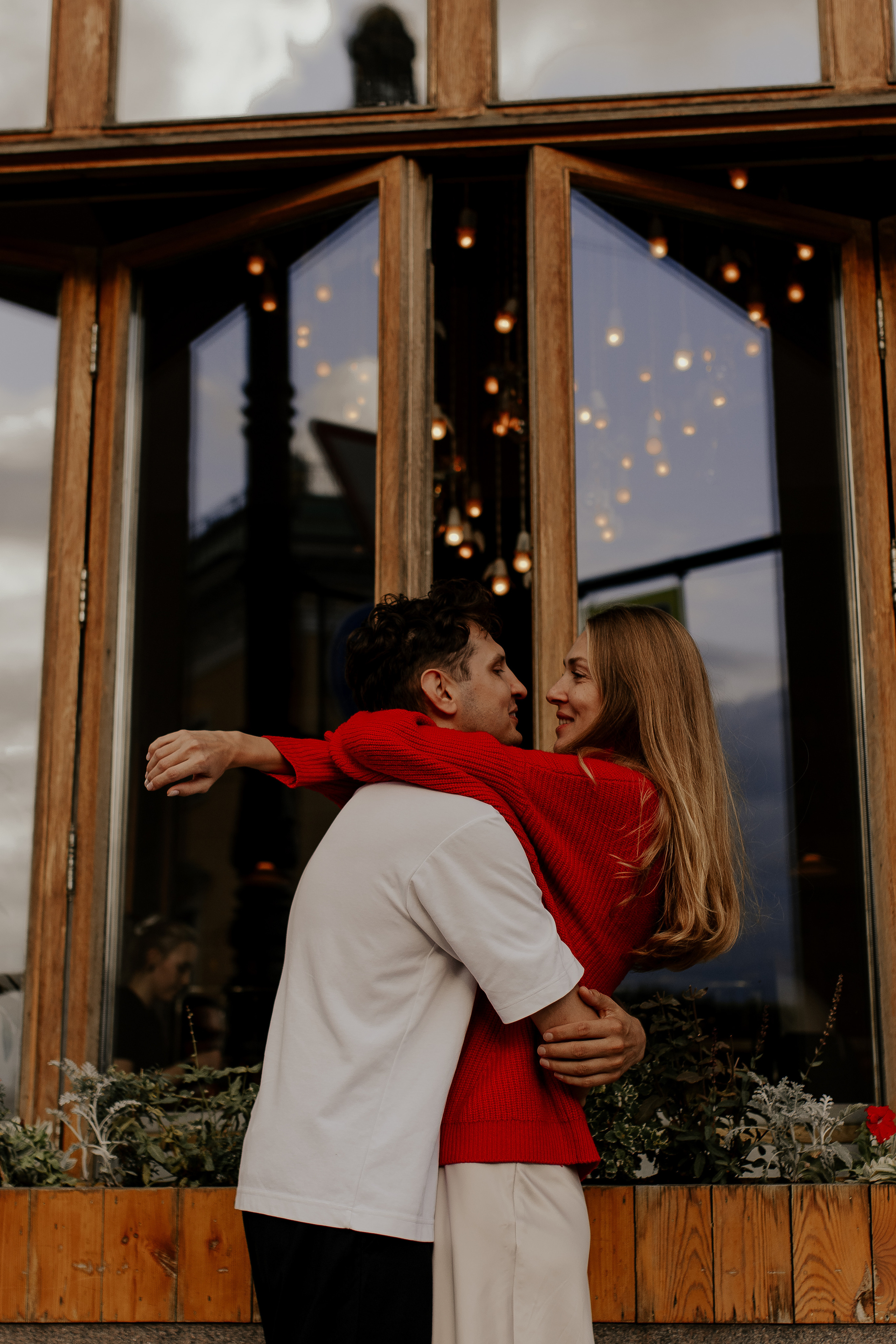 Прогулка влюбленных на кораблике по рекам и каналам. Фотограф в Санкт-Петербурге Лиза Семченкова