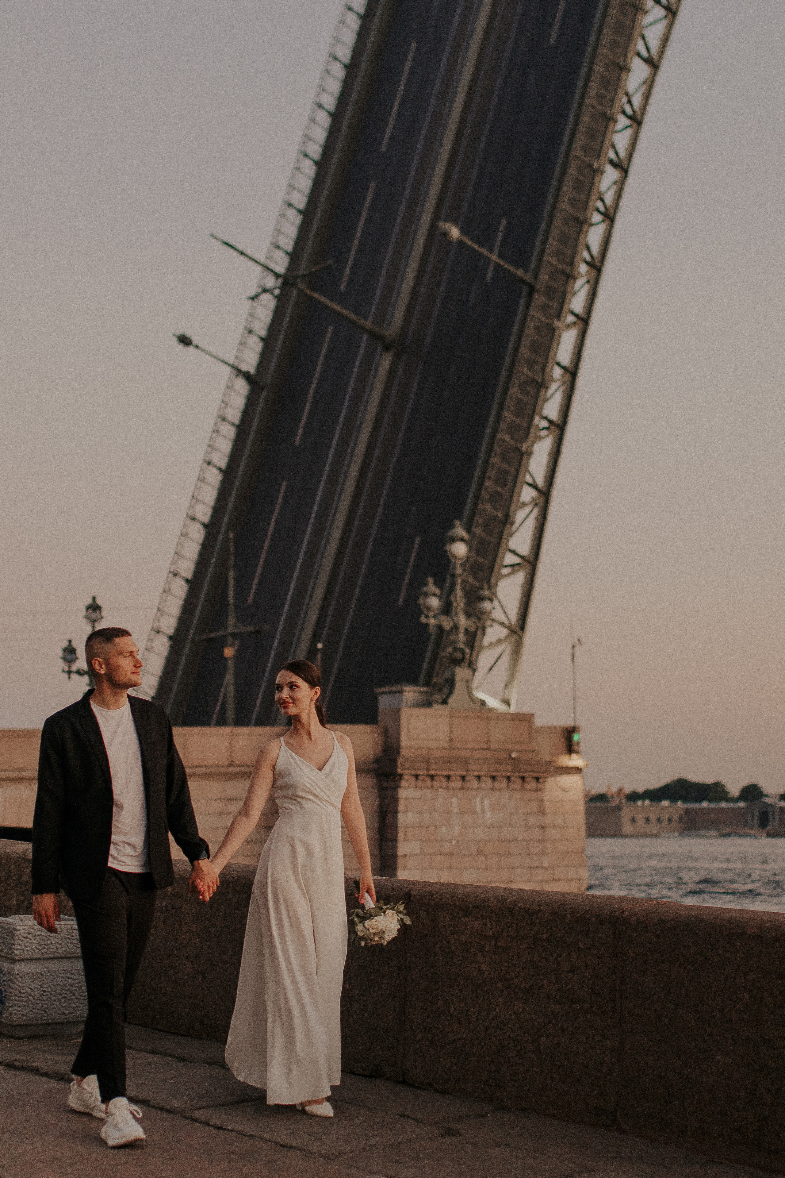 Свадебная фотосессия у разводных мостов. Фотограф в Санкт-Петербурге Лиза Семченкова