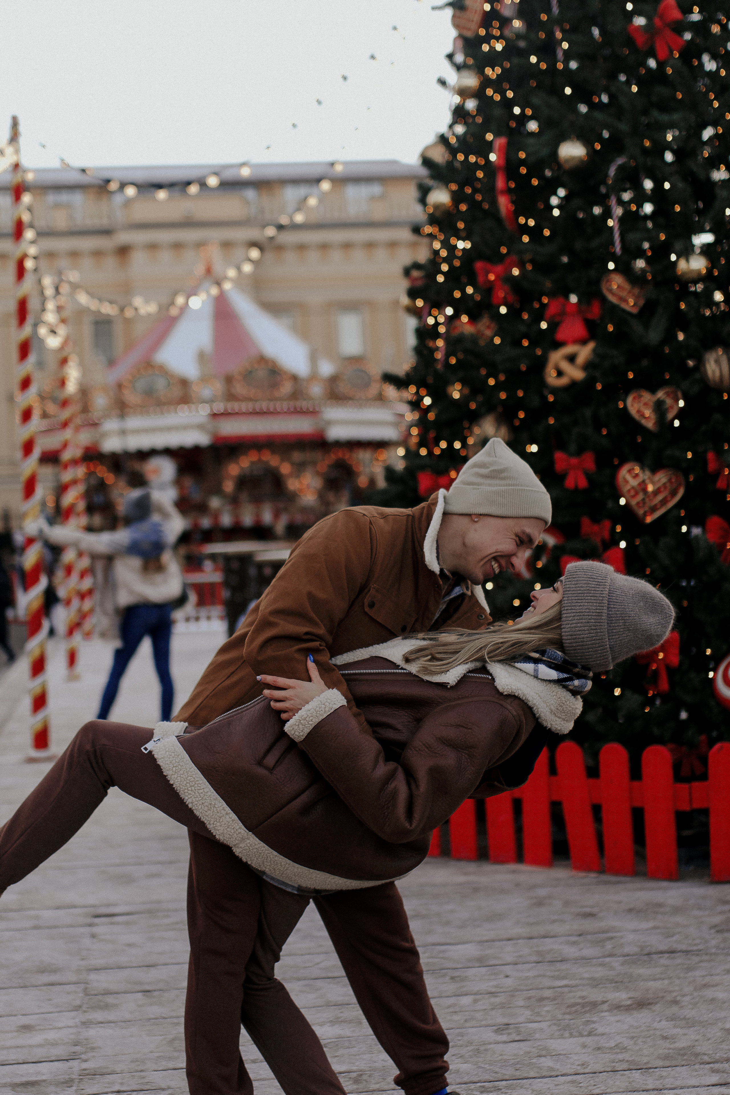 Двое на новогодней ярмарке. Фотограф в Санкт-Петербурге Лиза Семченкова