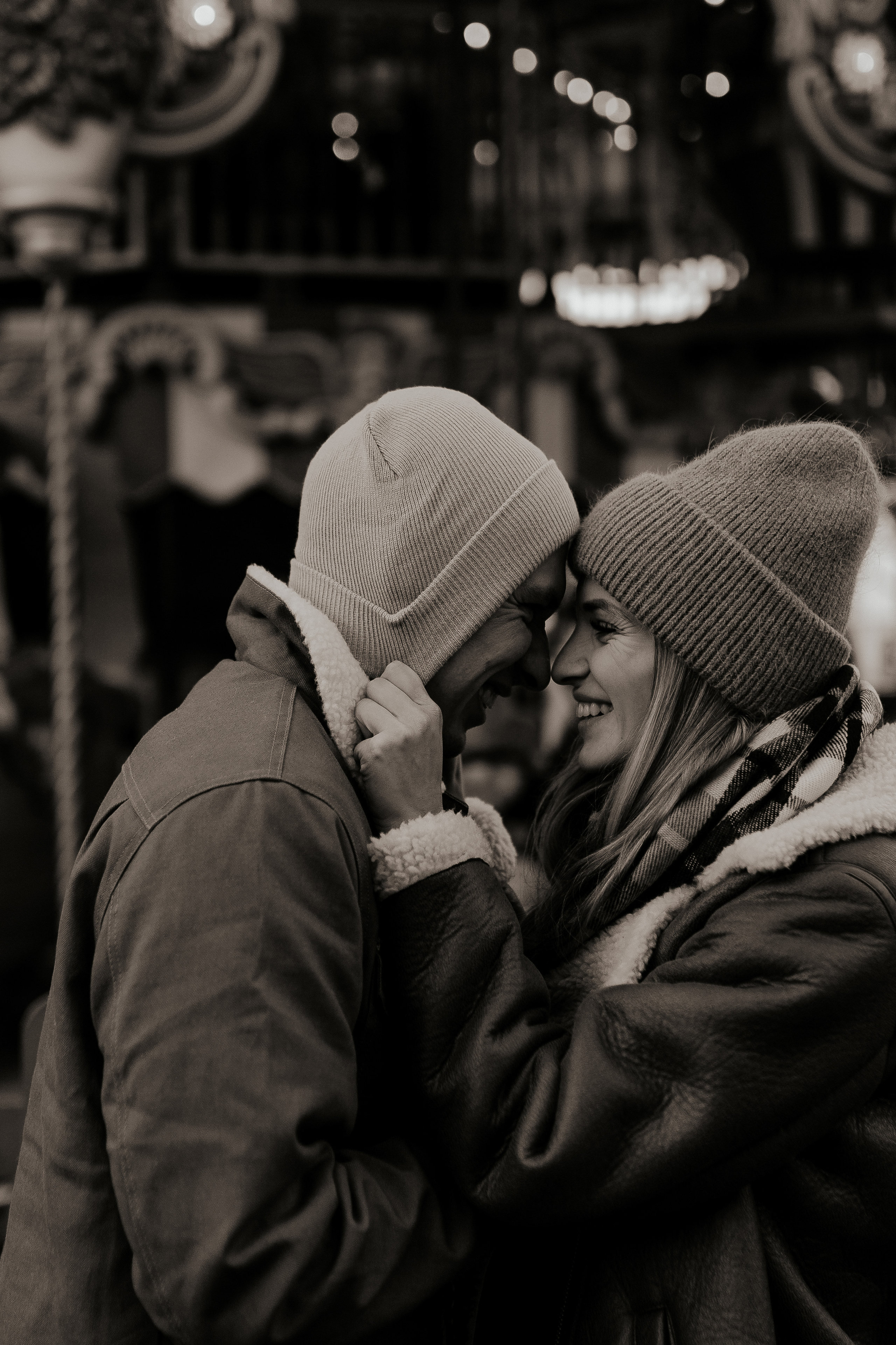 Двое на новогодней ярмарке. Фотограф в Санкт-Петербурге Лиза Семченкова