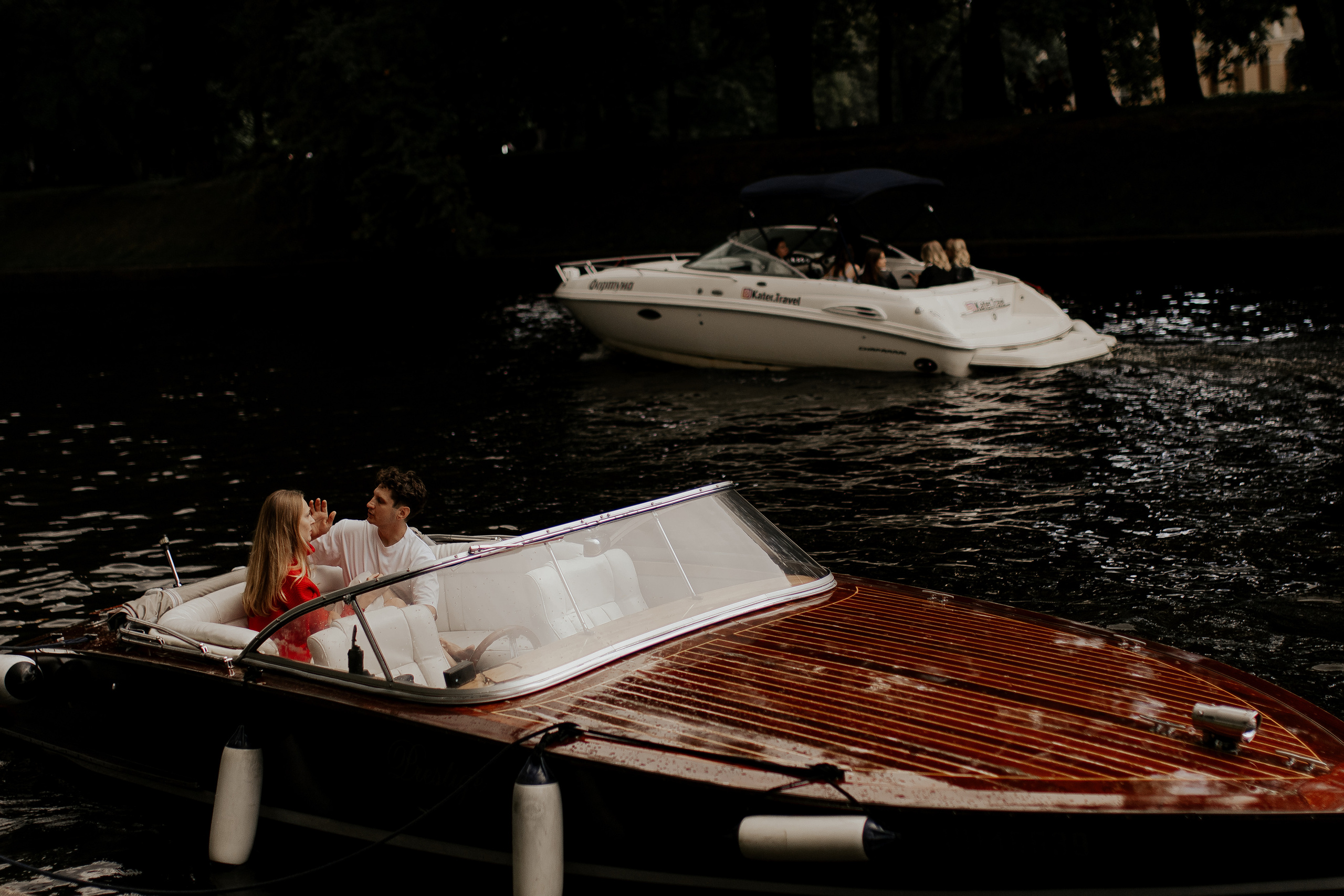 Прогулка влюбленных на кораблике по рекам и каналам. Фотограф в Санкт-Петербурге Лиза Семченкова