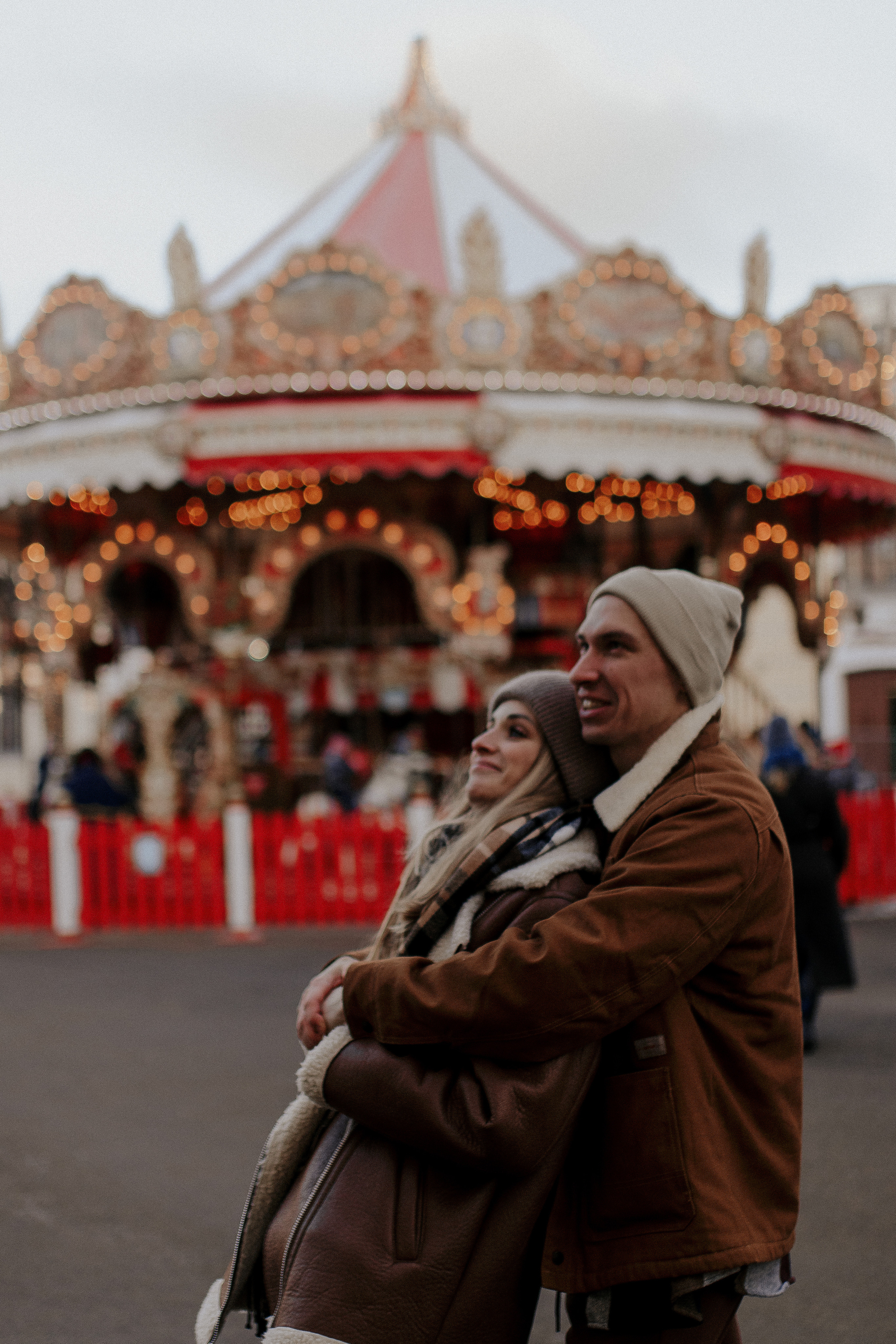 Двое на новогодней ярмарке. Фотограф в Санкт-Петербурге Лиза Семченкова