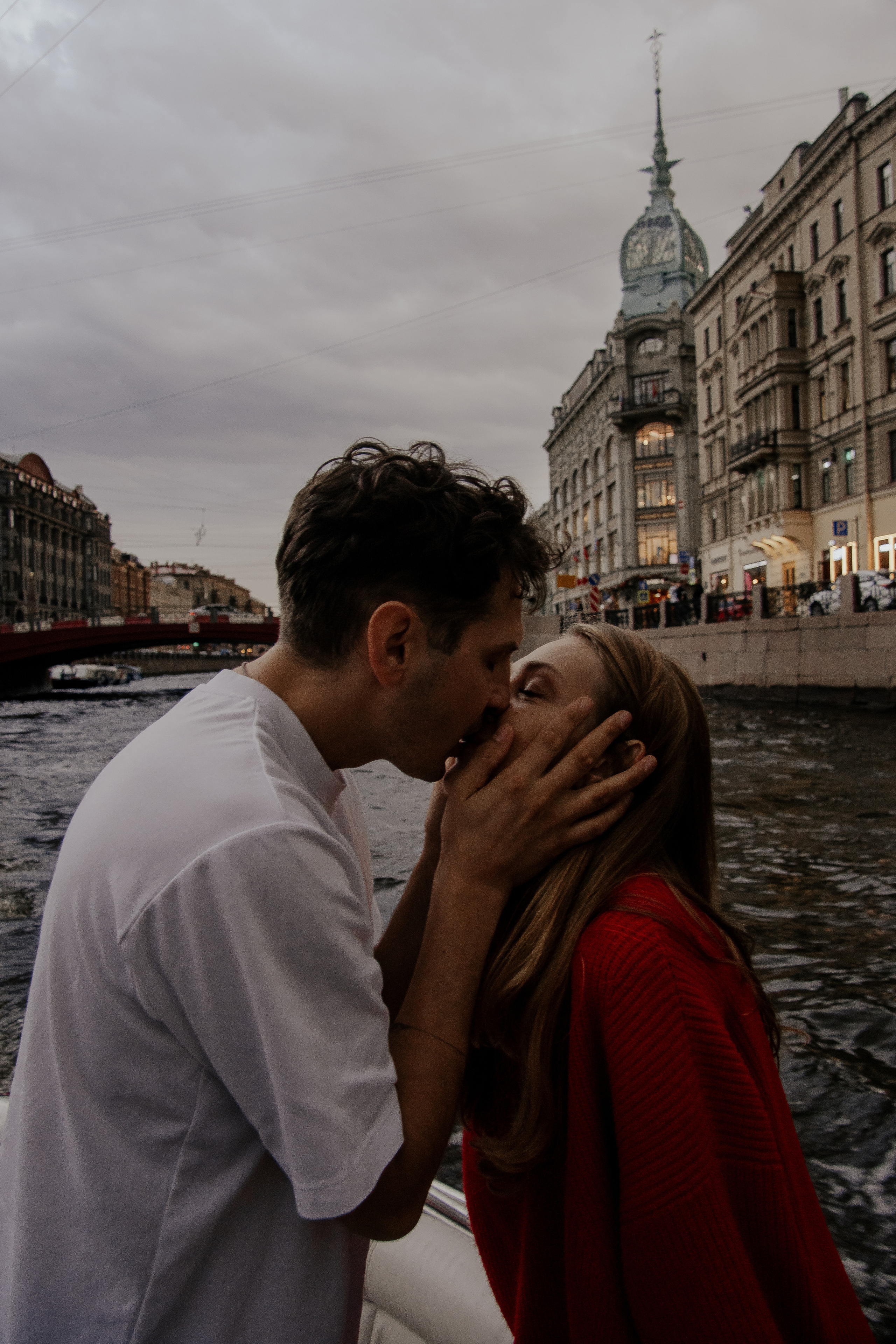Прогулка влюбленных на кораблике по рекам и каналам. Фотограф в Санкт-Петербурге Лиза Семченкова