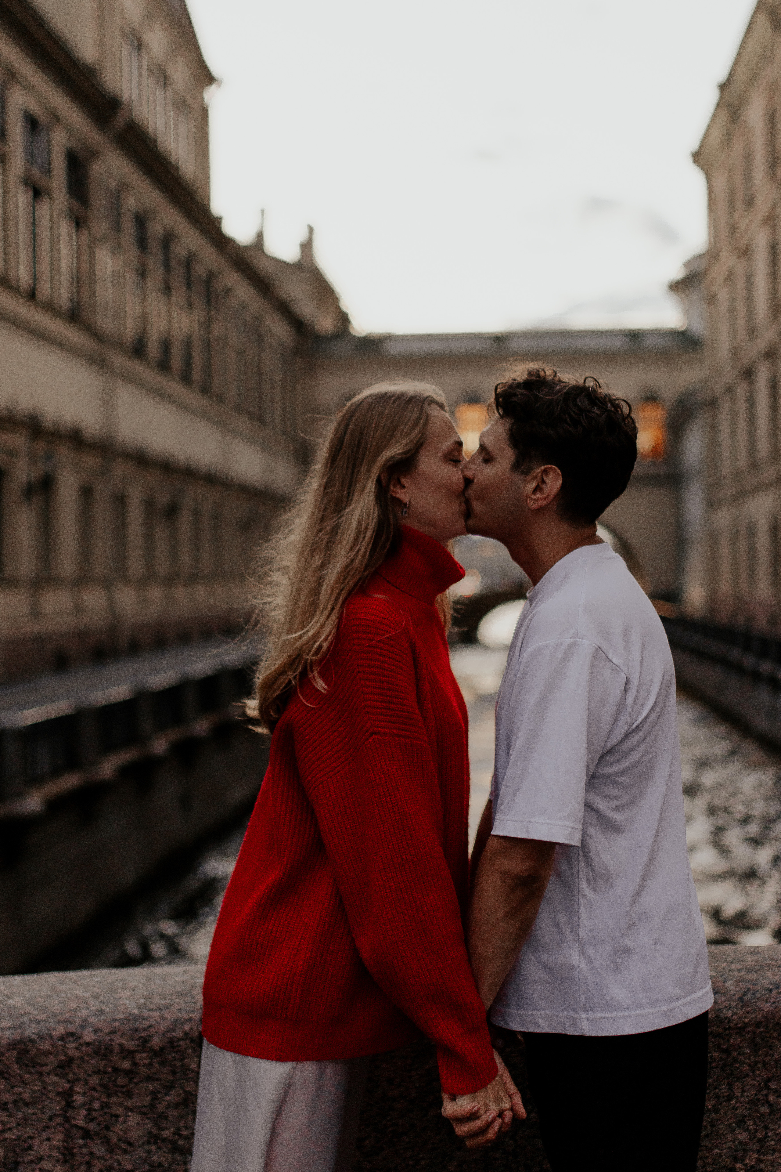 Прогулка влюбленных на кораблике по рекам и каналам. Фотограф в Санкт-Петербурге Лиза Семченкова