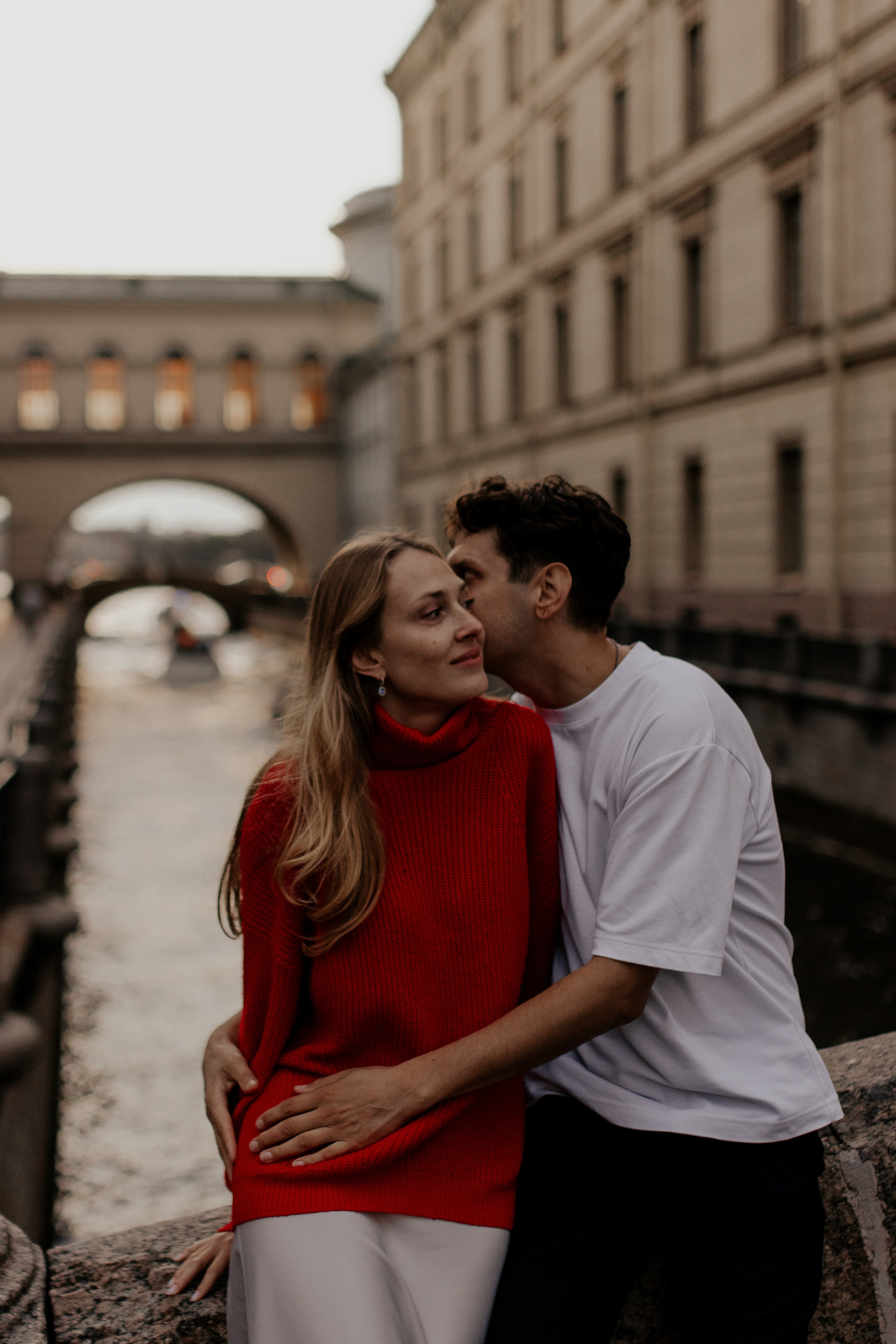 Прогулка влюбленных на кораблике по рекам и каналам. Фотограф в Санкт-Петербурге Лиза Семченкова