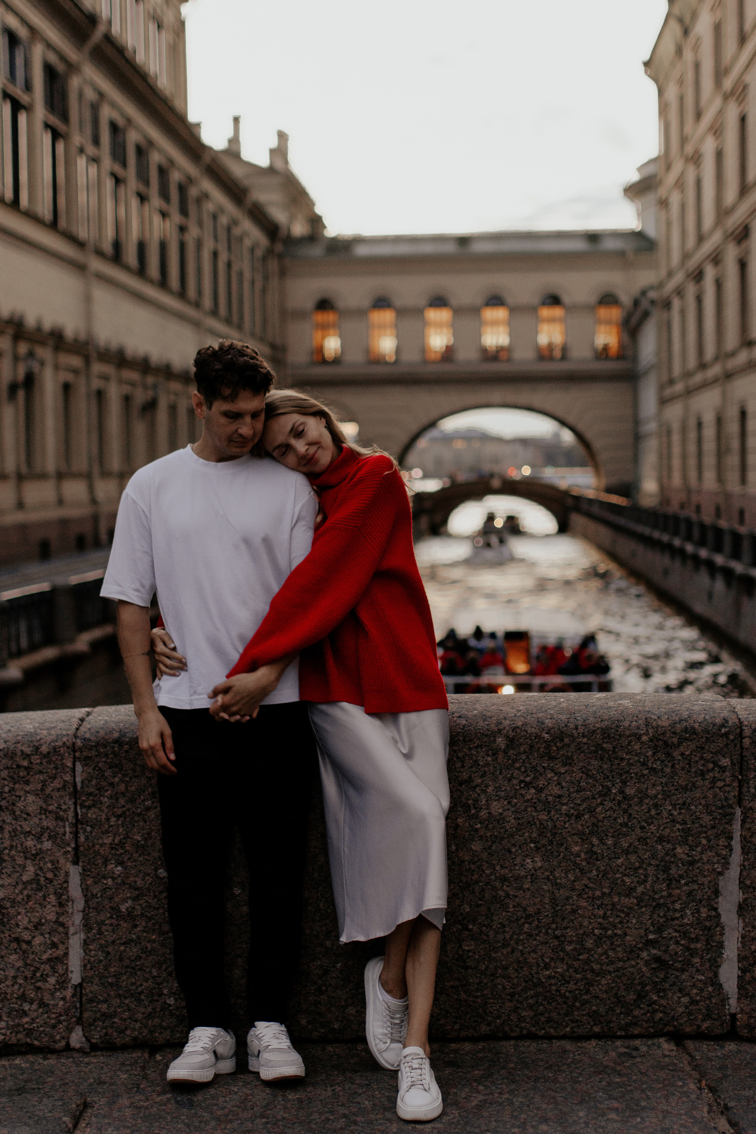 Прогулка влюбленных на кораблике по рекам и каналам. Фотограф в Санкт-Петербурге Лиза Семченкова