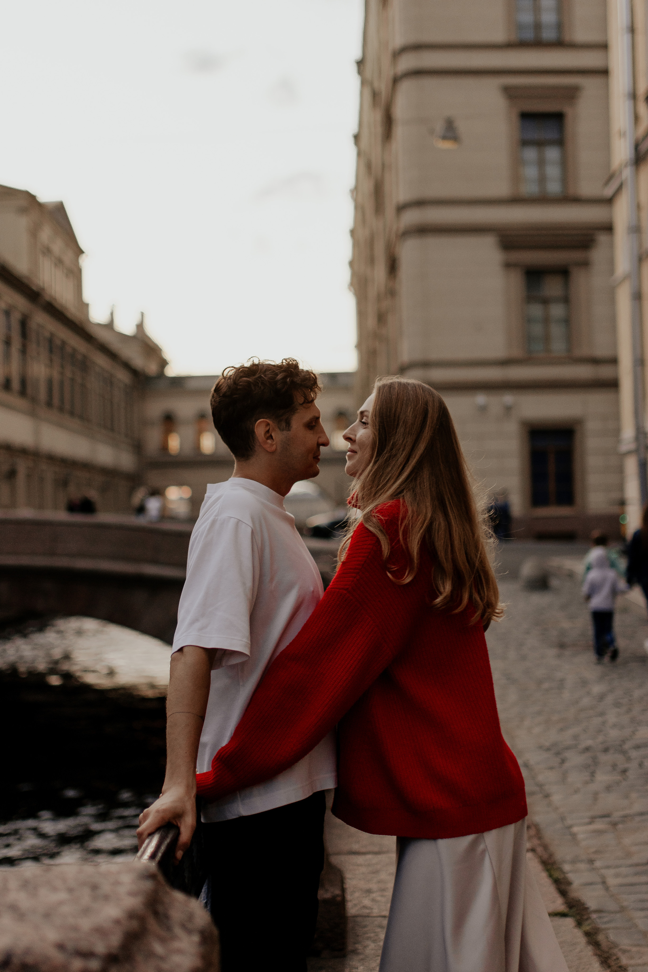 Прогулка влюбленных на кораблике по рекам и каналам. Фотограф в Санкт-Петербурге Лиза Семченкова