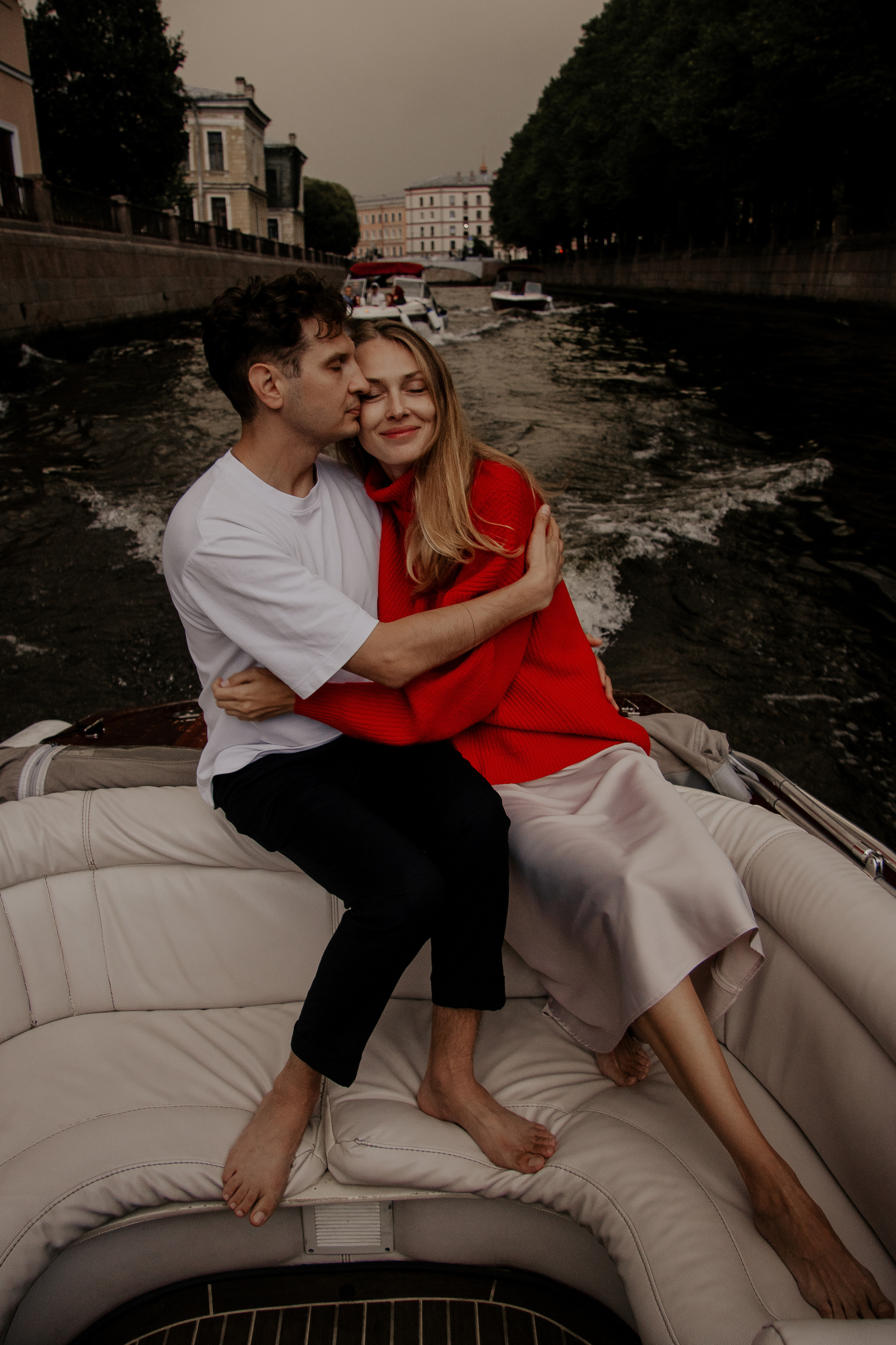 Прогулка влюбленных на кораблике по рекам и каналам. Фотограф в Санкт-Петербурге Лиза Семченкова