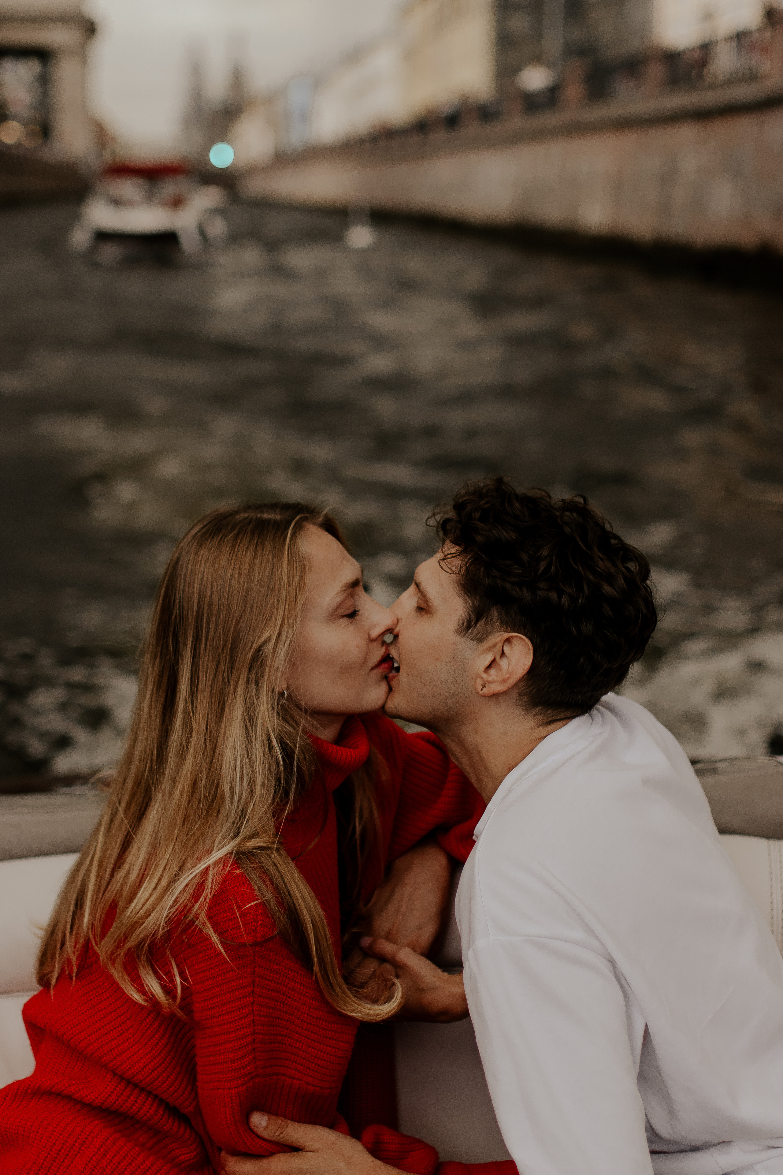 Прогулка влюбленных на кораблике по рекам и каналам. Фотограф в Санкт-Петербурге Лиза Семченкова