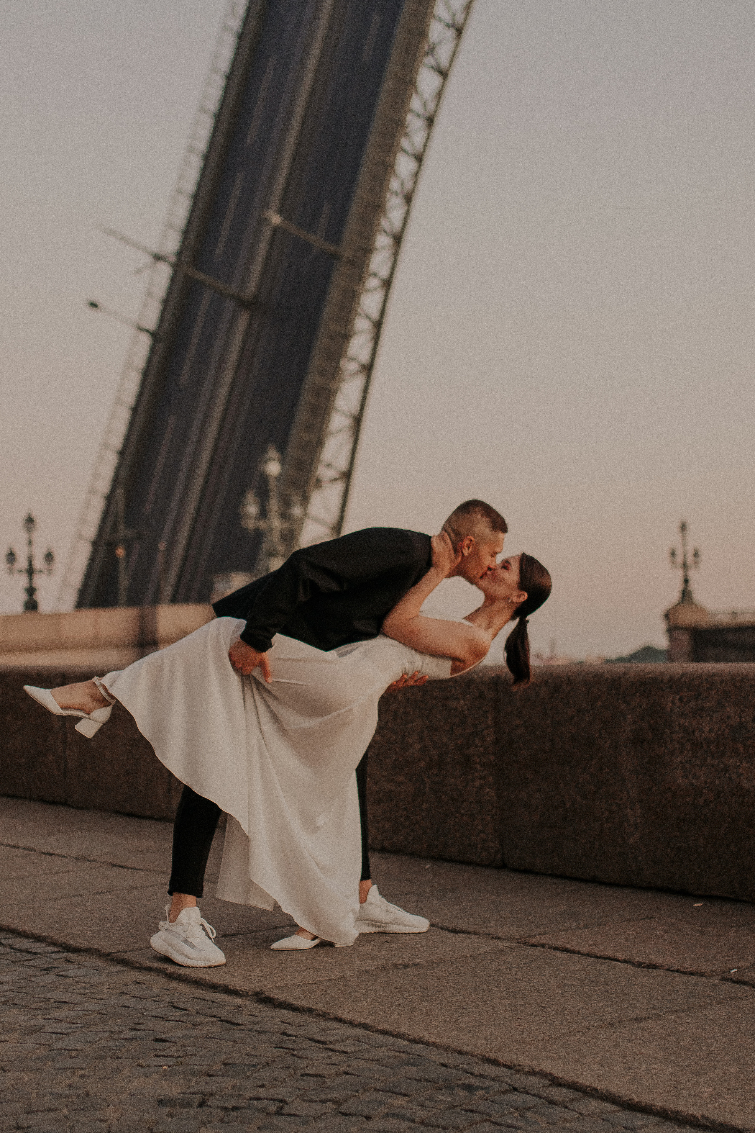 Свадебная фотосессия у разводных мостов. Фотограф в Санкт-Петербурге Лиза Семченкова