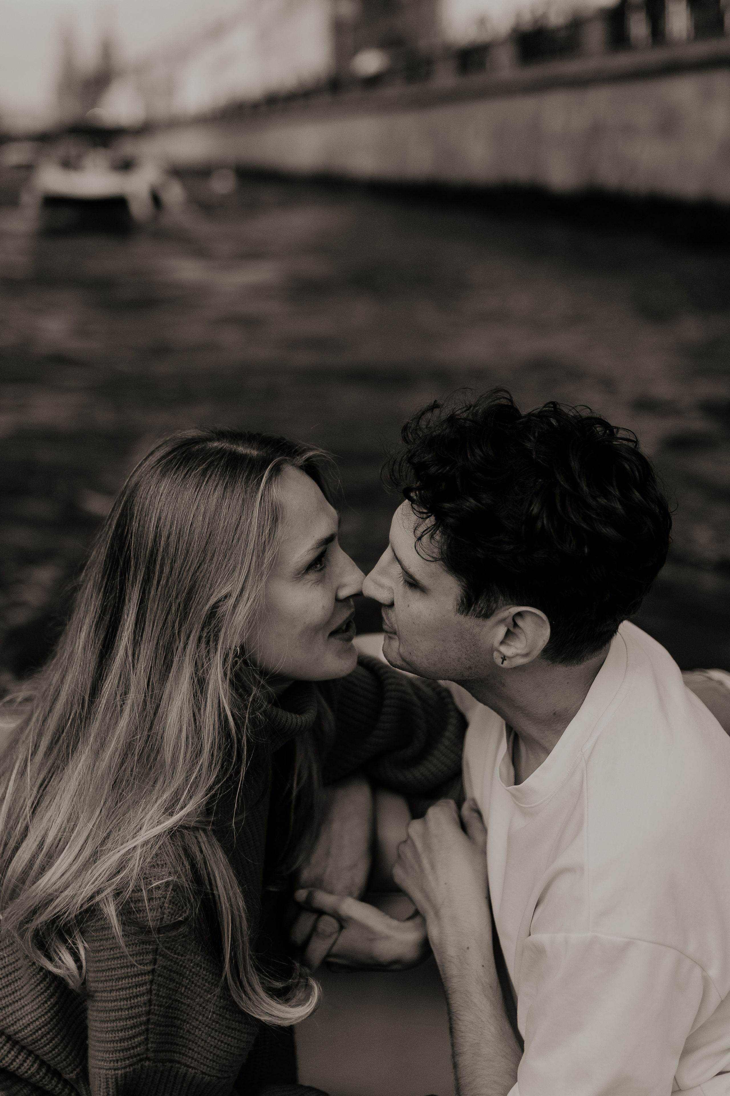 Прогулка влюбленных на кораблике по рекам и каналам. Фотограф в Санкт-Петербурге Лиза Семченкова