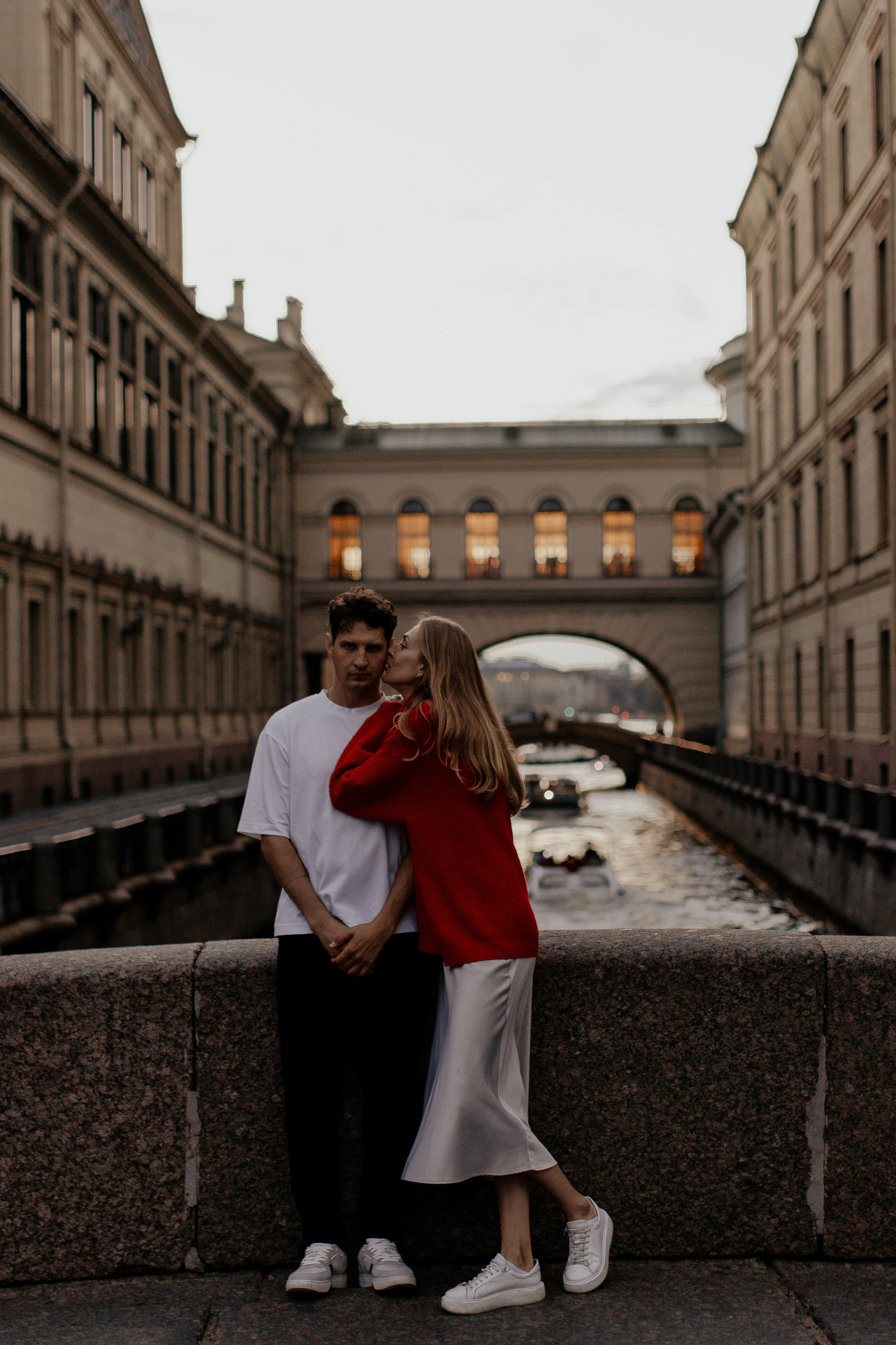 Прогулка влюбленных на кораблике по рекам и каналам. Фотограф в Санкт-Петербурге Лиза Семченкова