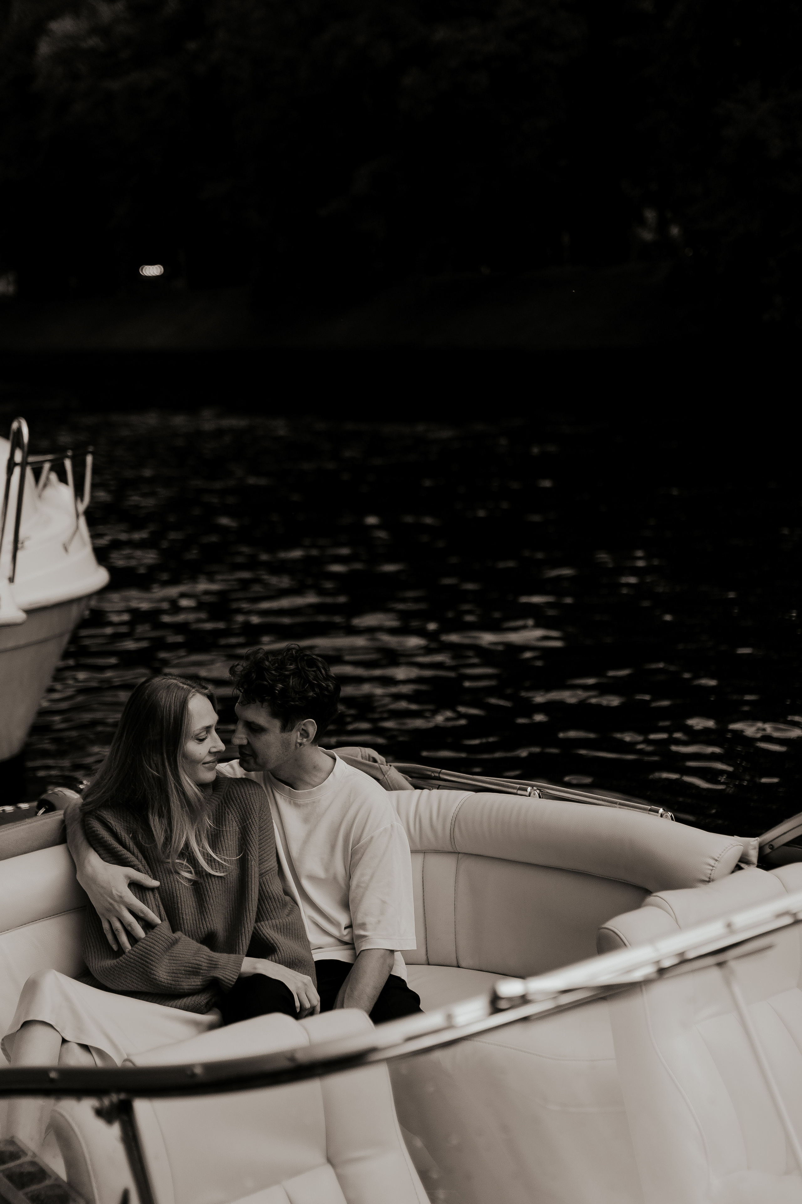 Прогулка влюбленных на кораблике по рекам и каналам. Фотограф в Санкт-Петербурге Лиза Семченкова