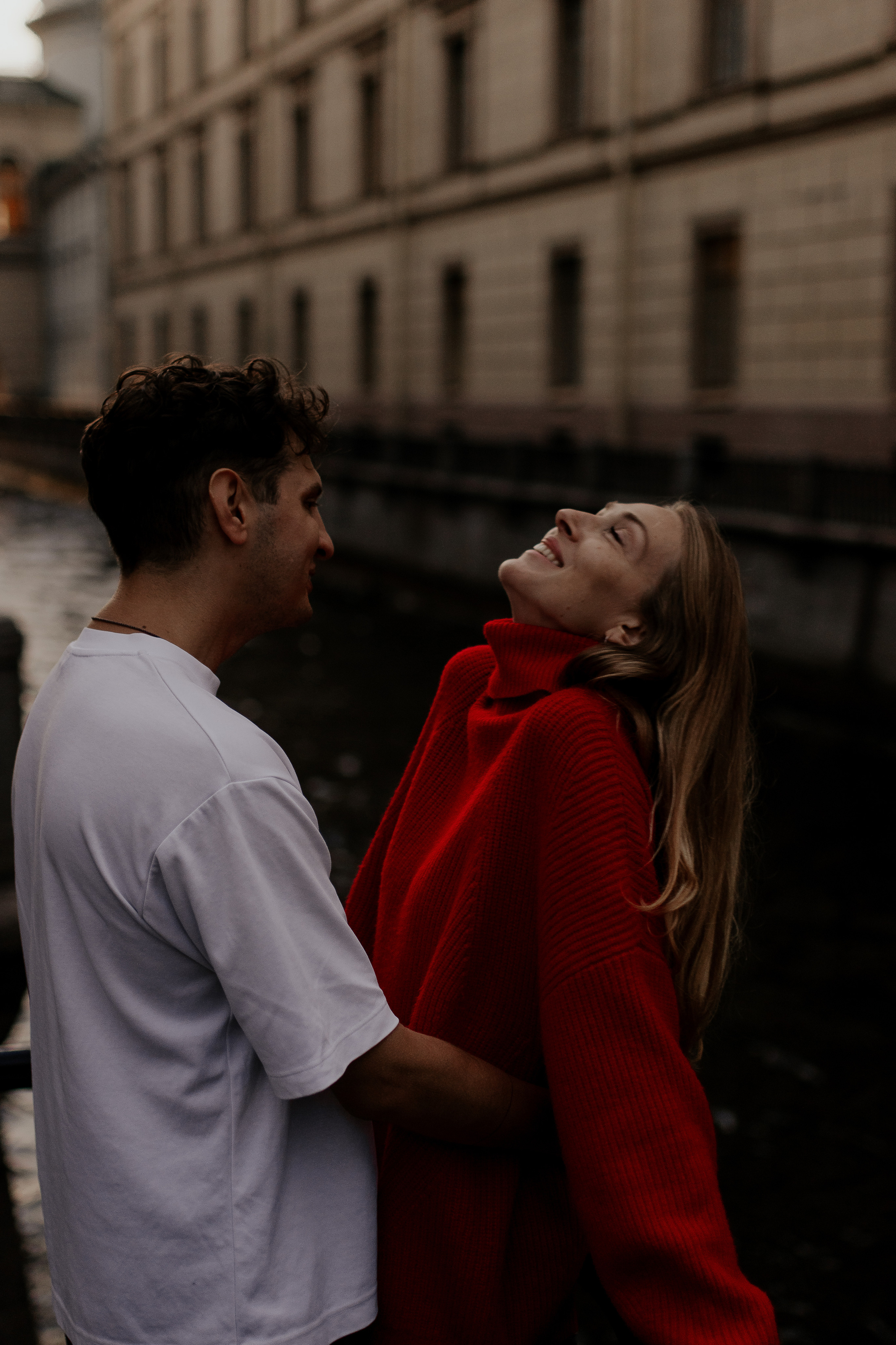 Прогулка влюбленных на кораблике по рекам и каналам. Фотограф в Санкт-Петербурге Лиза Семченкова