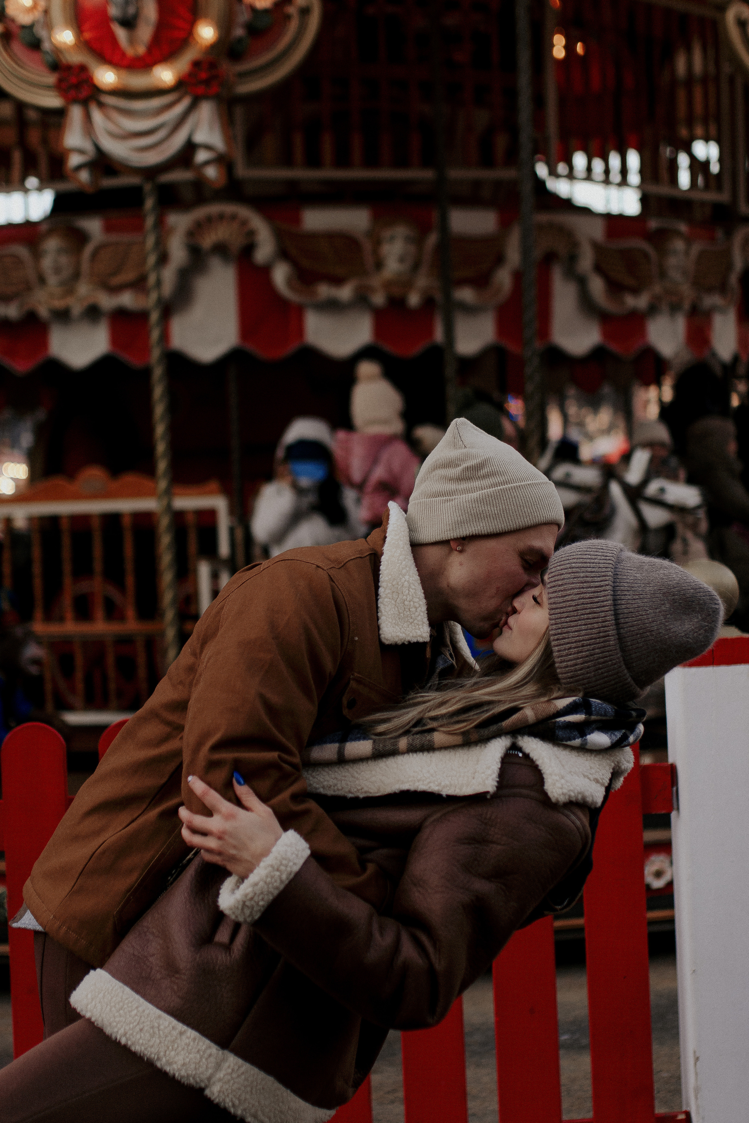 Двое на новогодней ярмарке. Фотограф в Санкт-Петербурге Лиза Семченкова