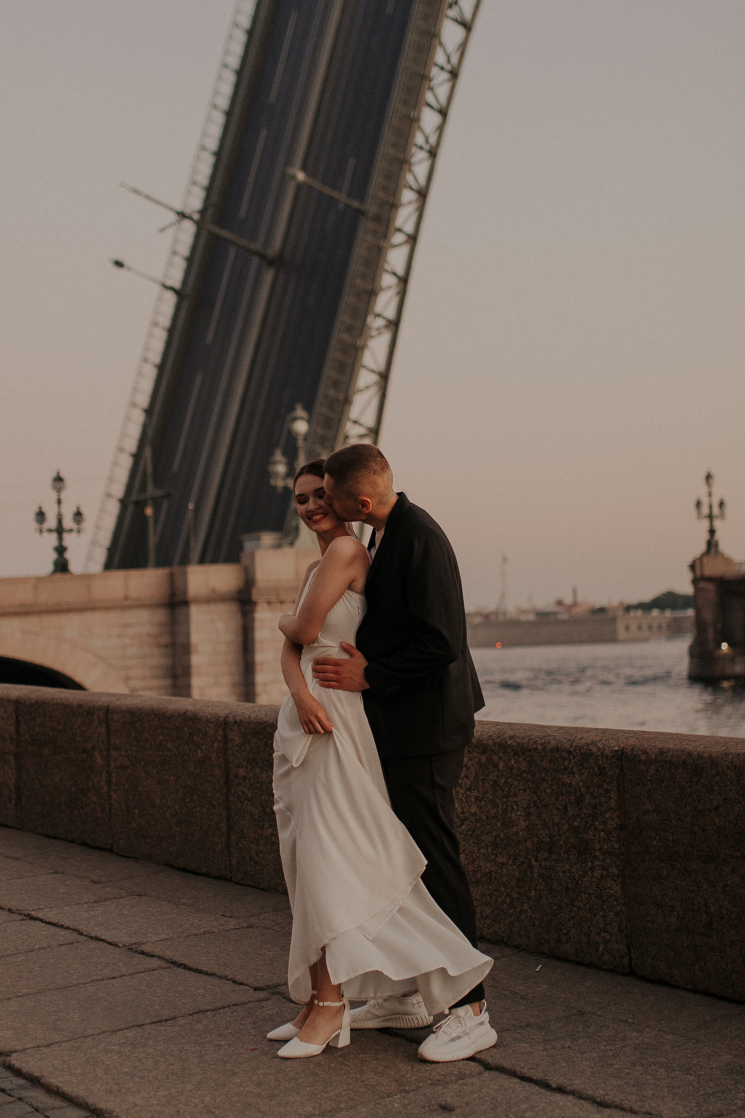 Свадебная фотосессия у разводных мостов. Фотограф в Санкт-Петербурге Лиза Семченкова