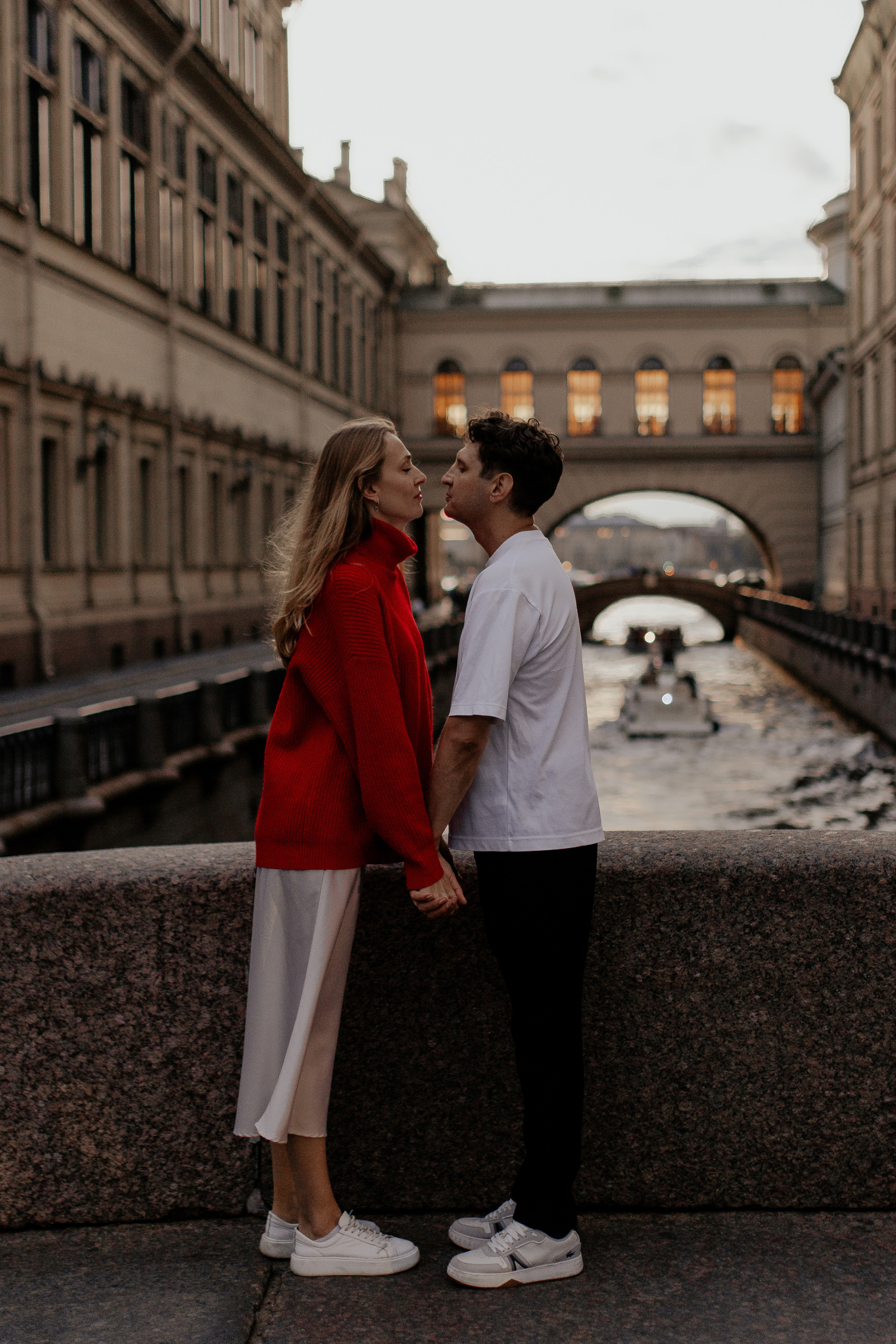 Прогулка влюбленных на кораблике по рекам и каналам. Фотограф в Санкт-Петербурге Лиза Семченкова