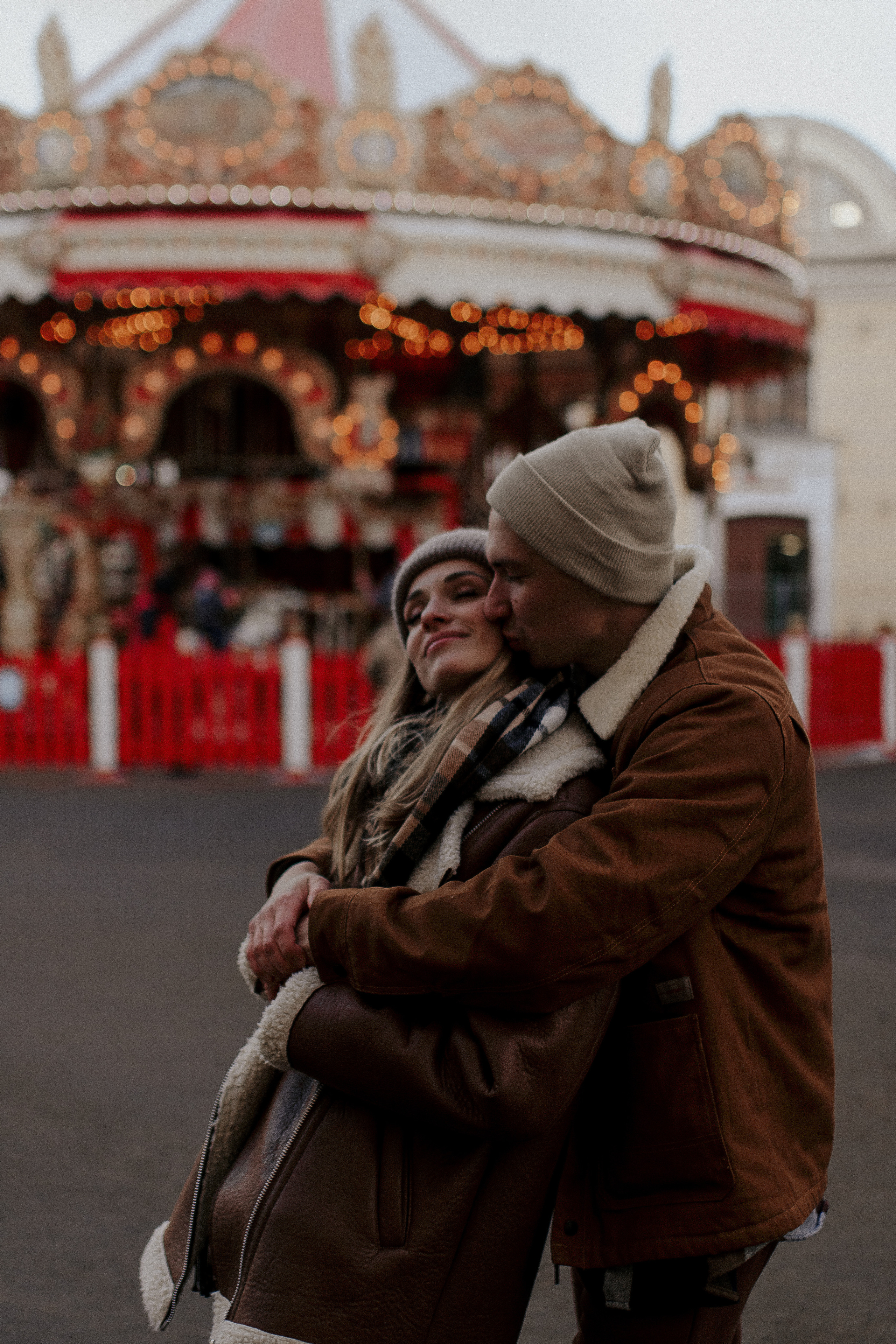 Двое на новогодней ярмарке. Фотограф в Санкт-Петербурге Лиза Семченкова