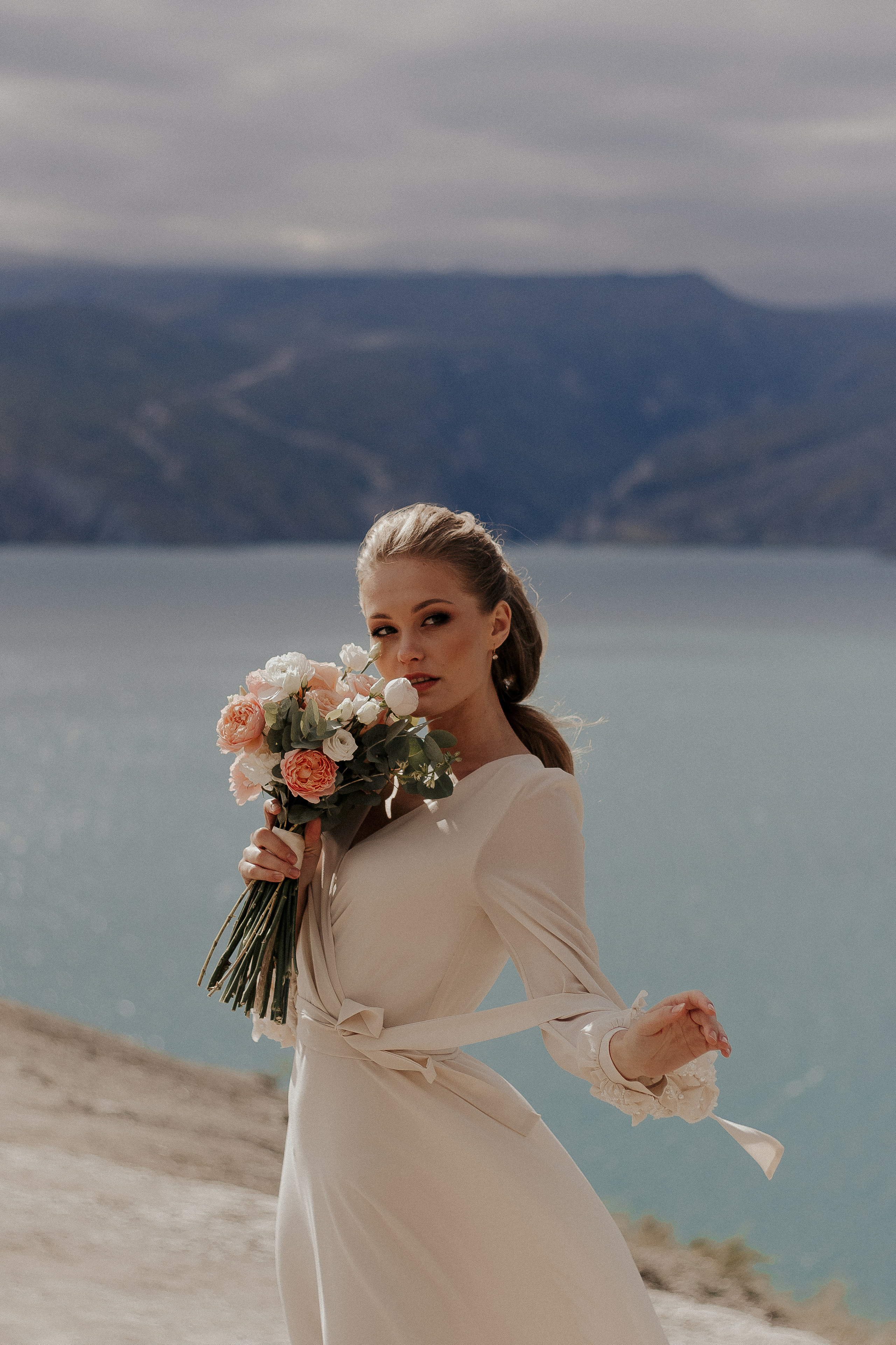 Море внутри — свадебная фотосессия у озера в Дагестане. Фотограф в Санкт-Петербурге Лиза Семченкова