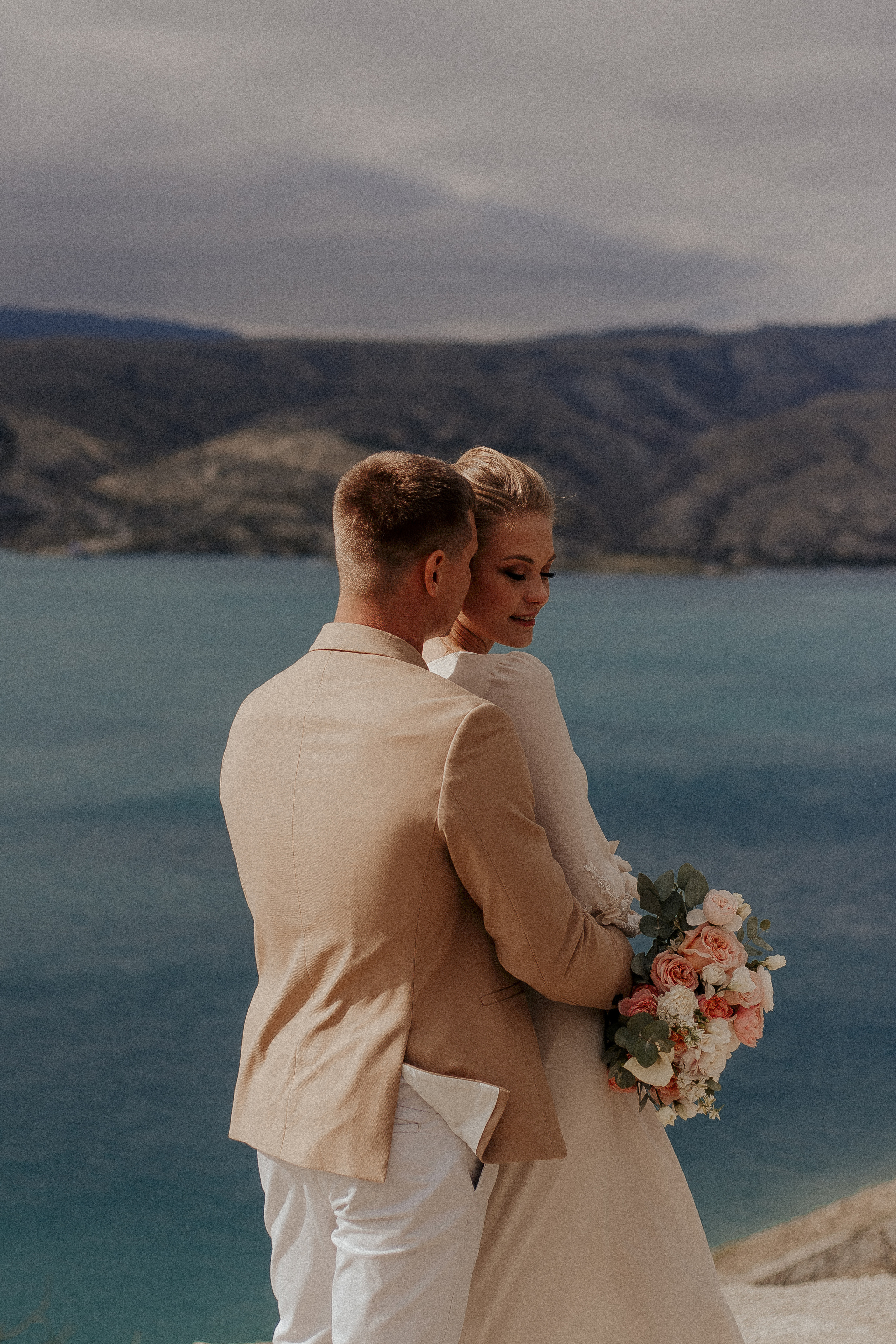 Море внутри — свадебная фотосессия у озера в Дагестане. Фотограф в Санкт-Петербурге Лиза Семченкова
