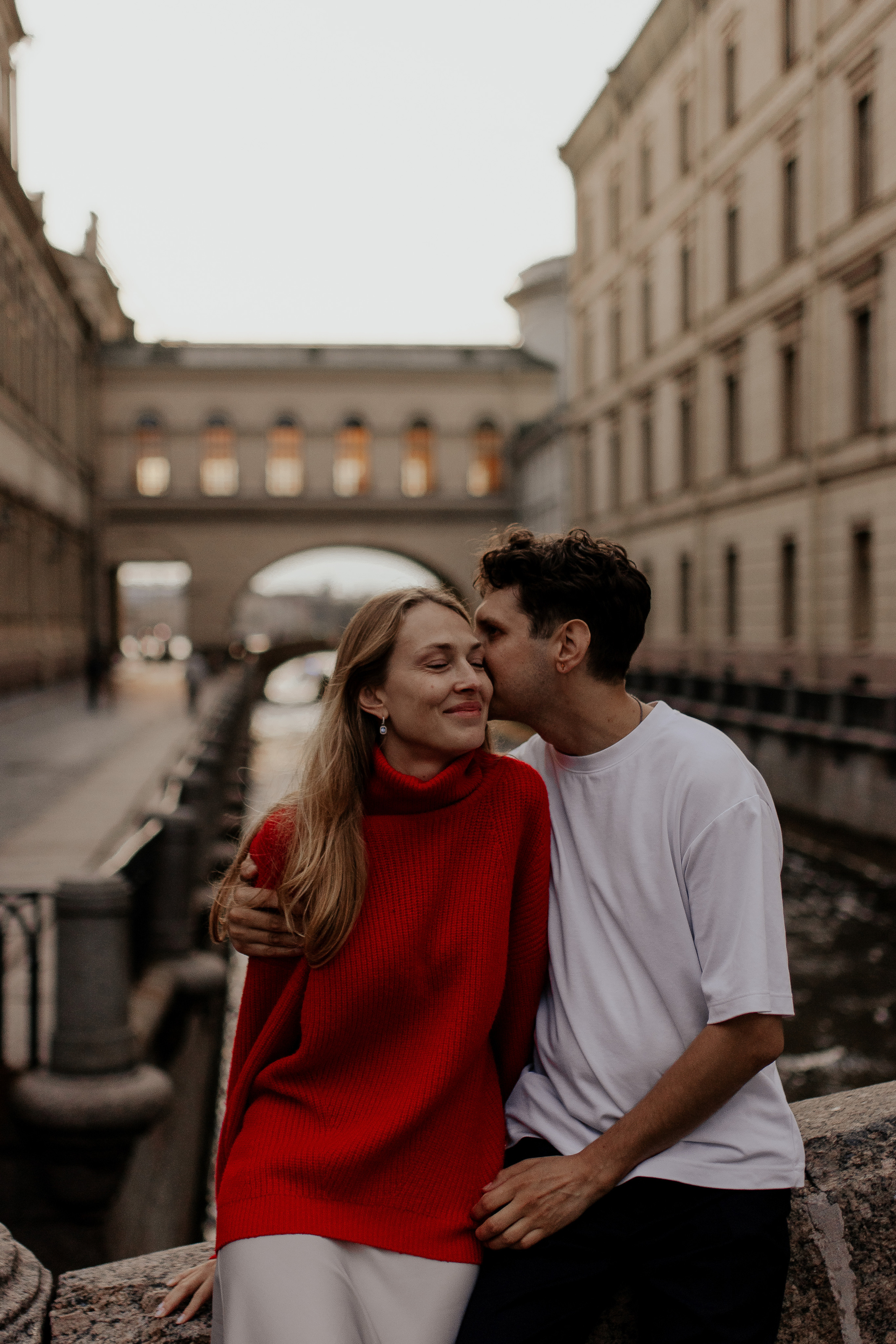 Прогулка влюбленных на кораблике по рекам и каналам. Фотограф в Санкт-Петербурге Лиза Семченкова