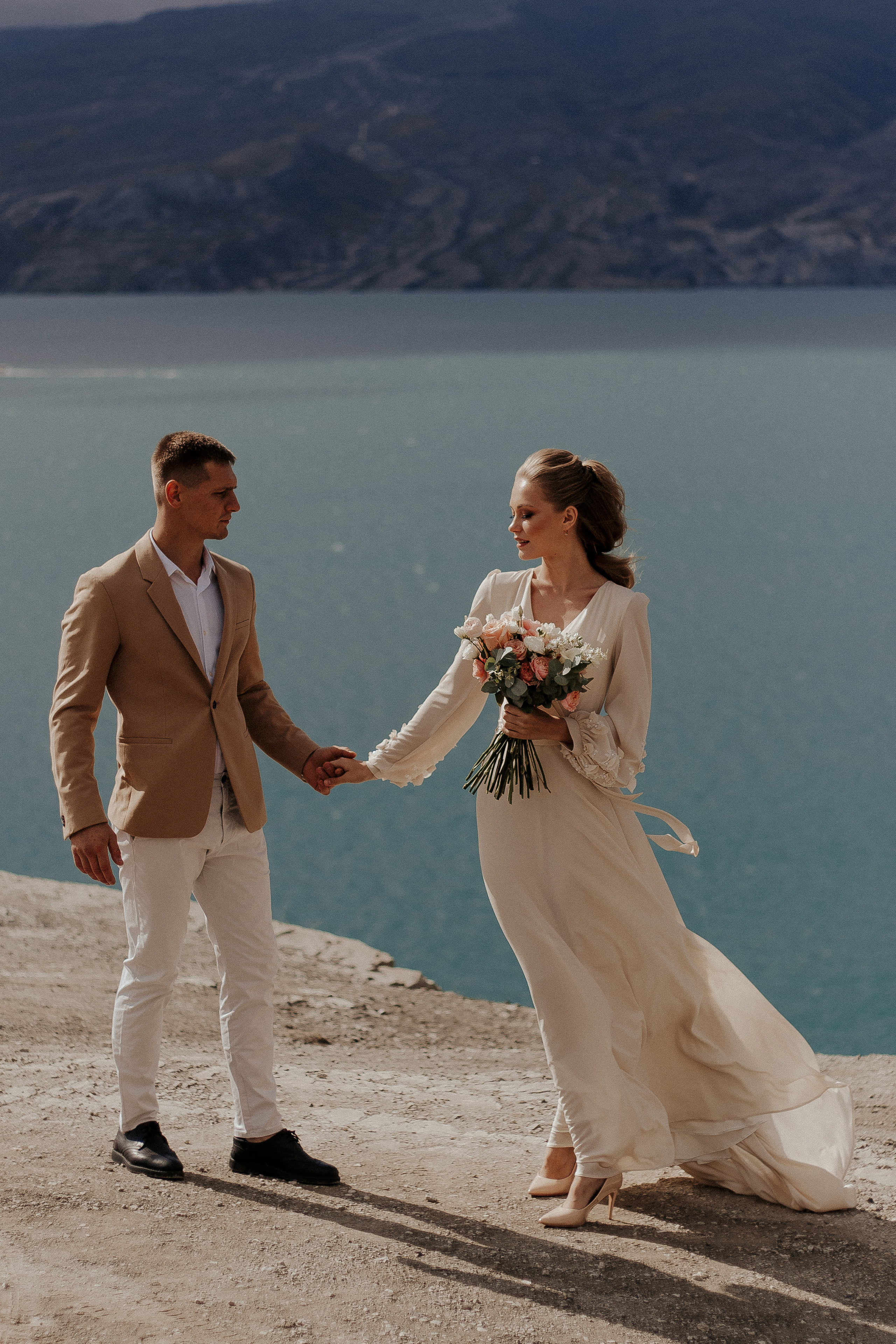 Пара в полный рост на фоне гор — свадебная фотосессия у озера в Дагестане