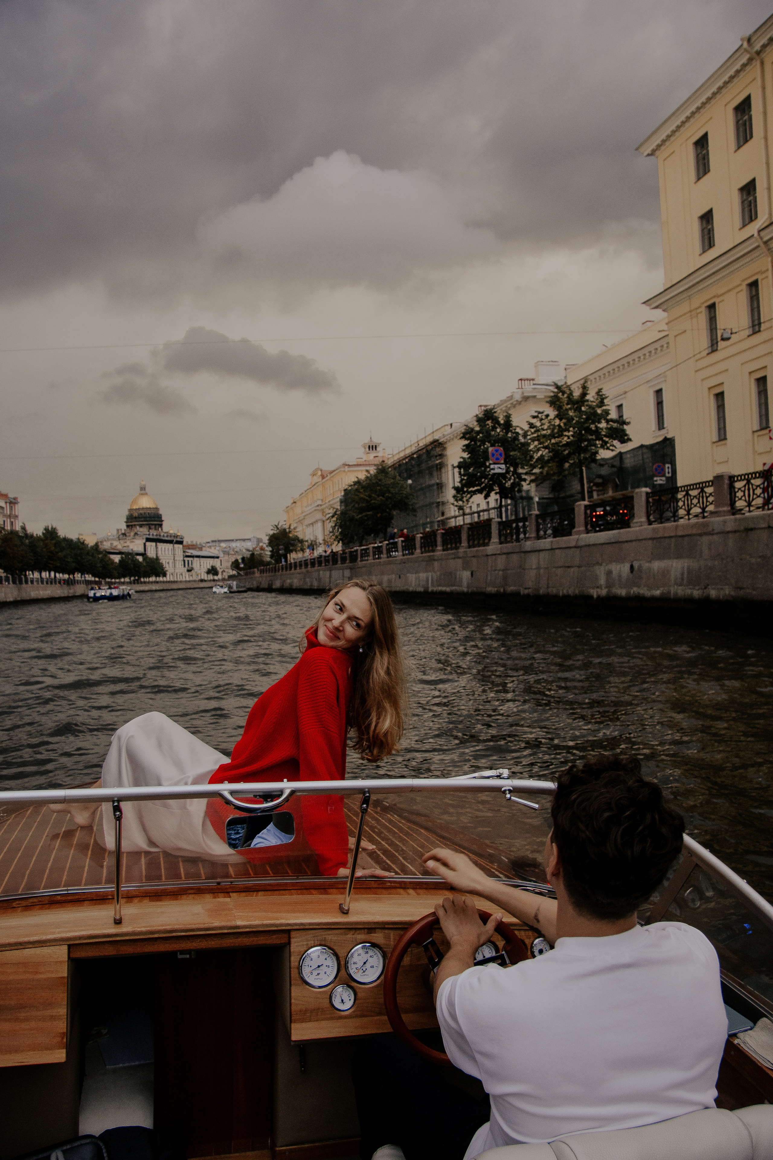 Прогулка влюбленных на кораблике по рекам и каналам. Фотограф в Санкт-Петербурге Лиза Семченкова