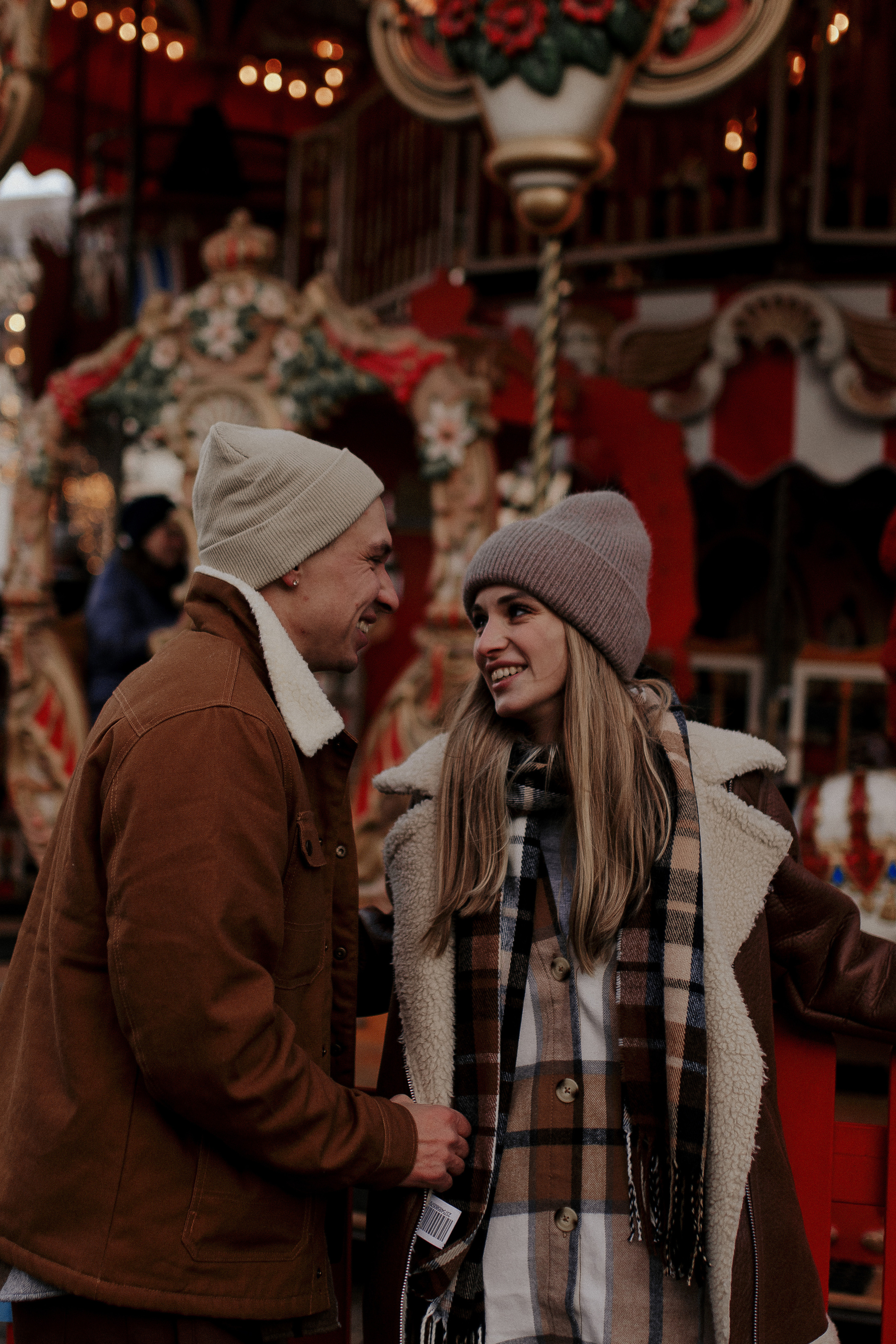 Двое на новогодней ярмарке. Фотограф в Санкт-Петербурге Лиза Семченкова