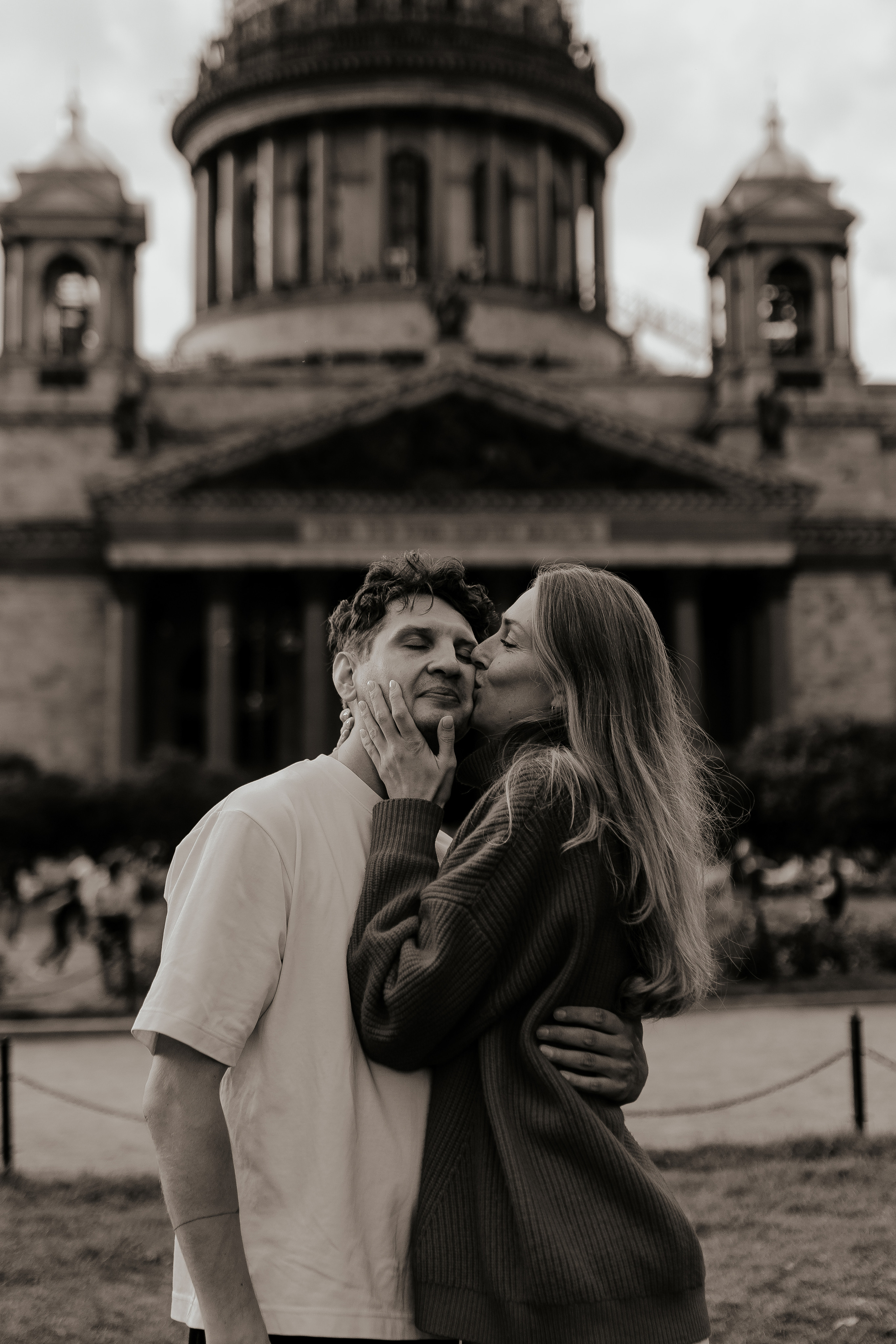 Прогулка влюбленных на кораблике по рекам и каналам. Фотограф в Санкт-Петербурге Лиза Семченкова