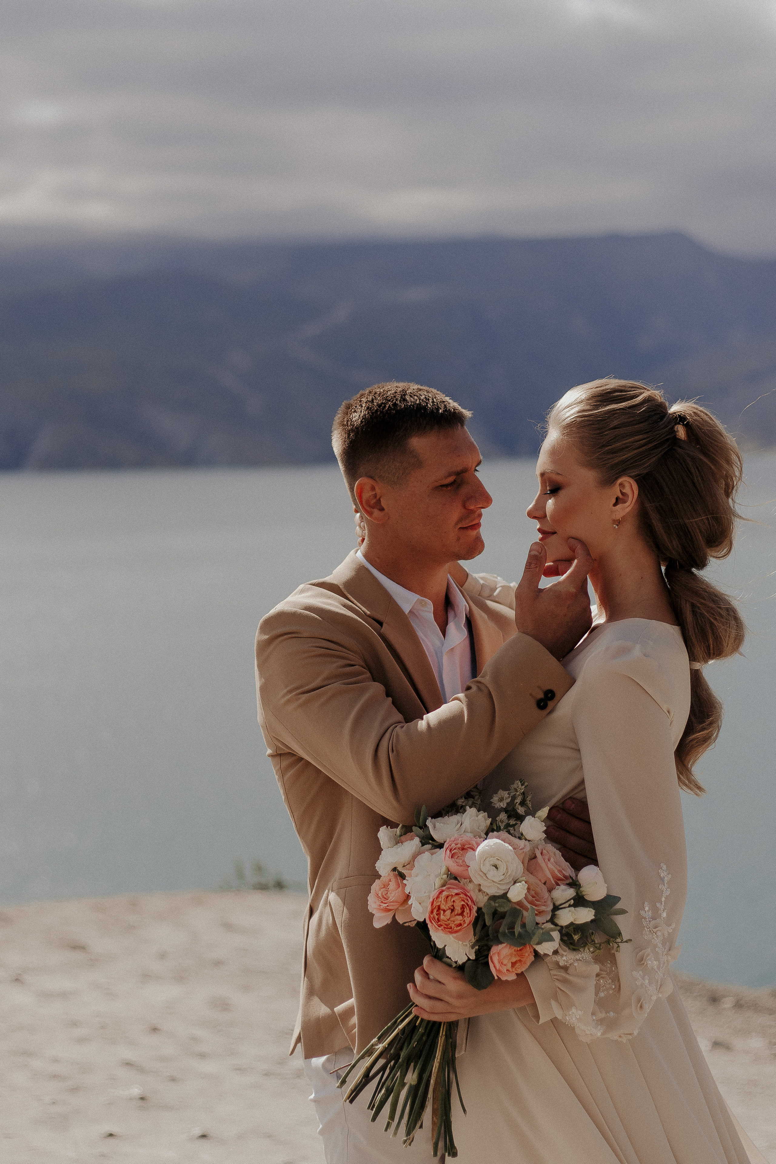 Море внутри — свадебная фотосессия у озера в Дагестане. Фотограф в Санкт-Петербурге Лиза Семченкова