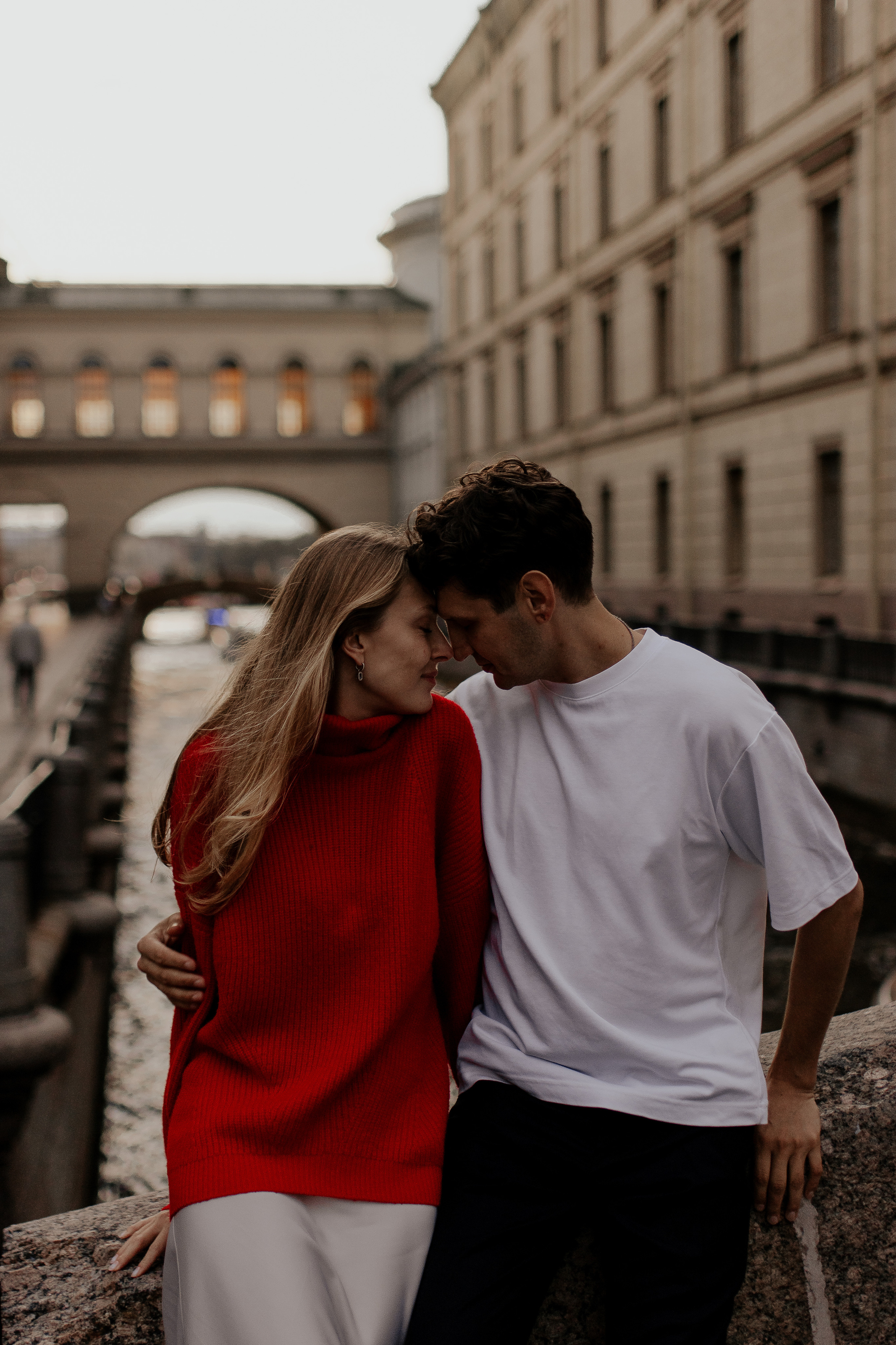 Прогулка влюбленных на кораблике по рекам и каналам. Фотограф в Санкт-Петербурге Лиза Семченкова