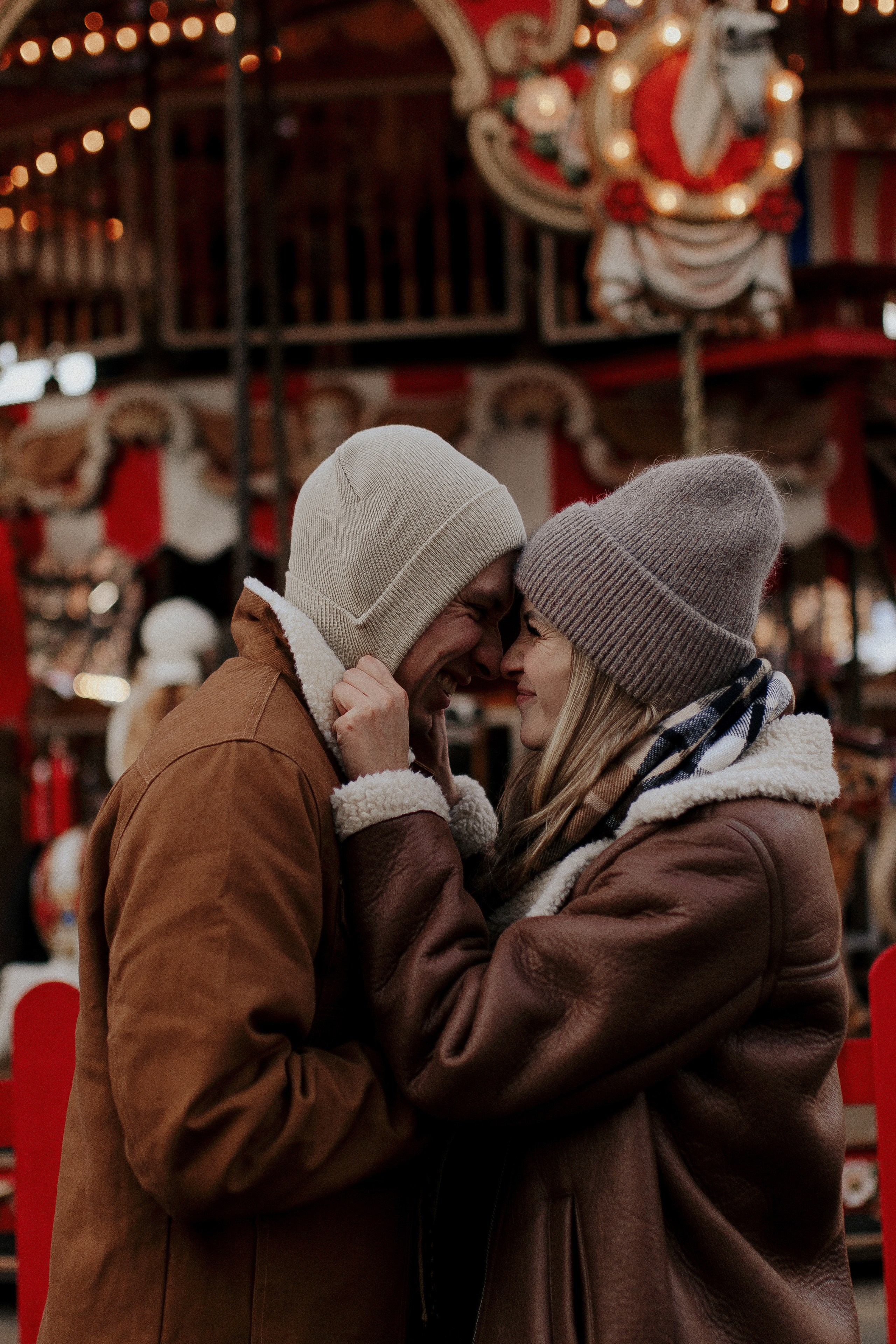 Двое на новогодней ярмарке. Фотограф в Санкт-Петербурге Лиза Семченкова