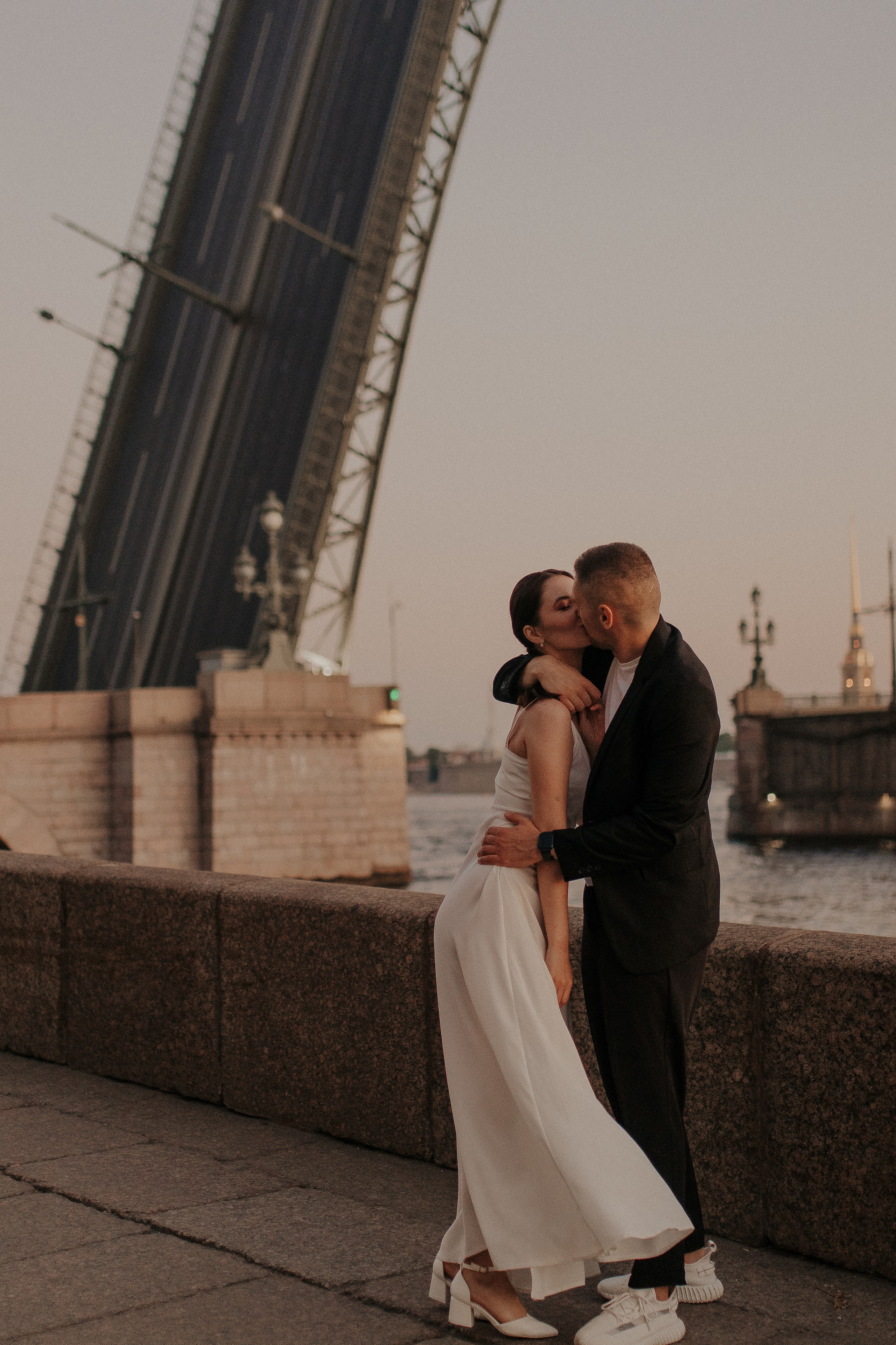 Свадебная фотосессия у разводных мостов. Фотограф в Санкт-Петербурге Лиза Семченкова