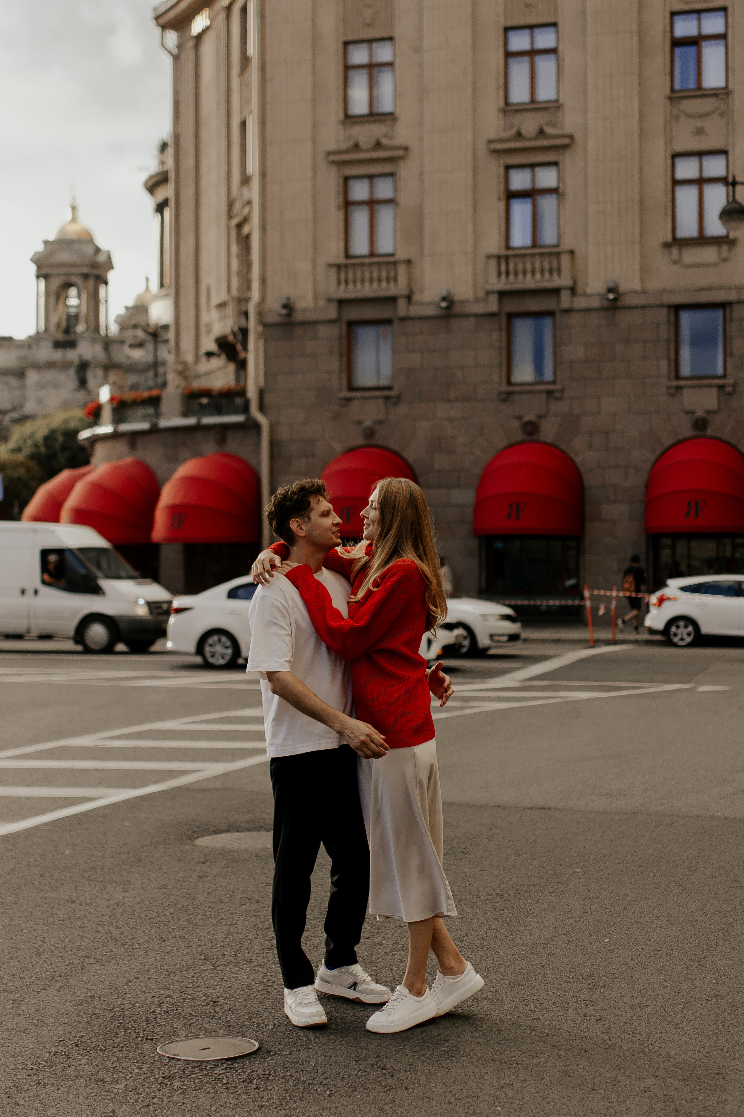 Прогулка влюбленных на кораблике по рекам и каналам. Фотограф в Санкт-Петербурге Лиза Семченкова