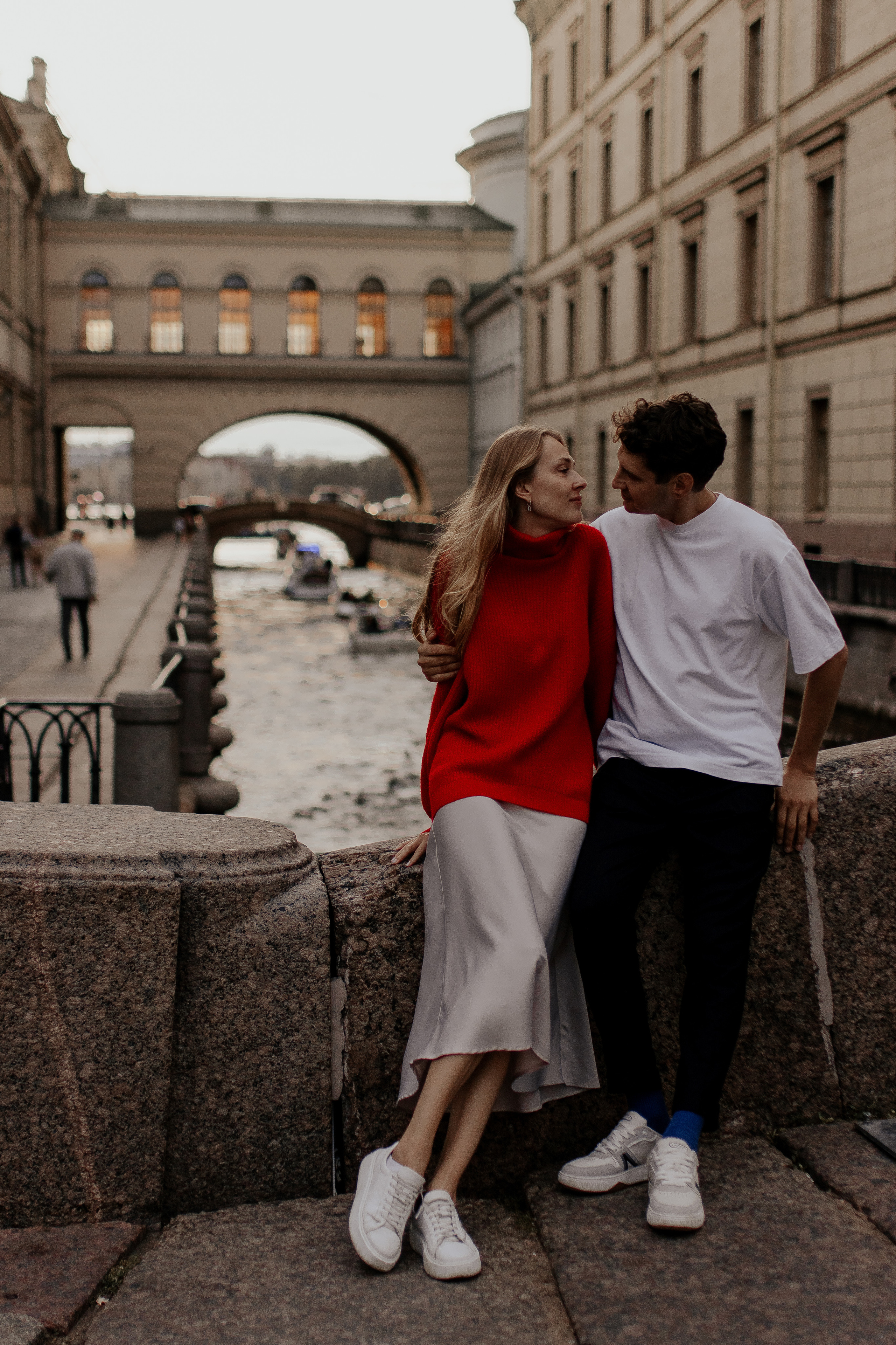 Прогулка влюбленных на кораблике по рекам и каналам. Фотограф в Санкт-Петербурге Лиза Семченкова