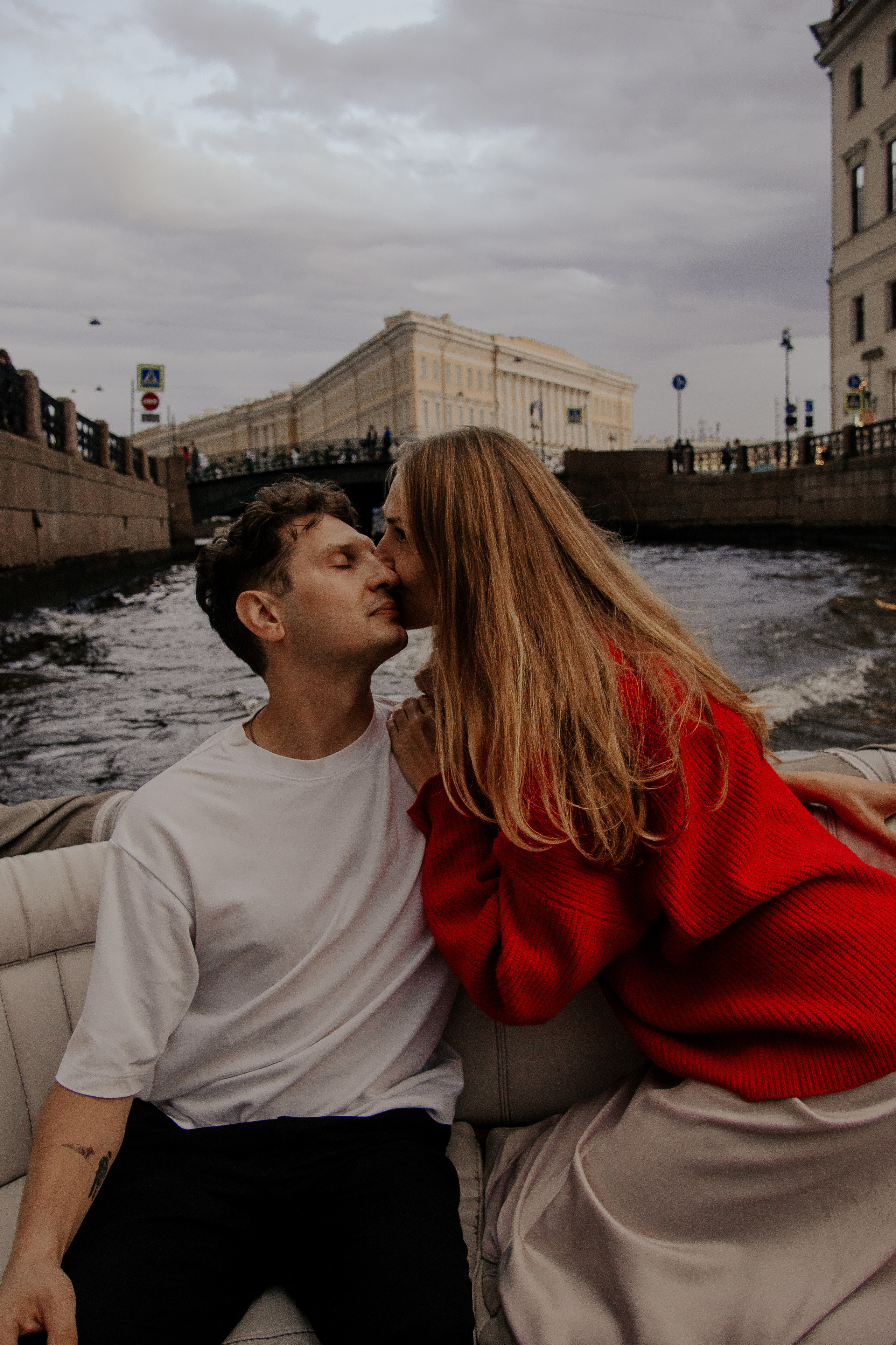 Прогулка влюбленных на кораблике по рекам и каналам. Фотограф в Санкт-Петербурге Лиза Семченкова