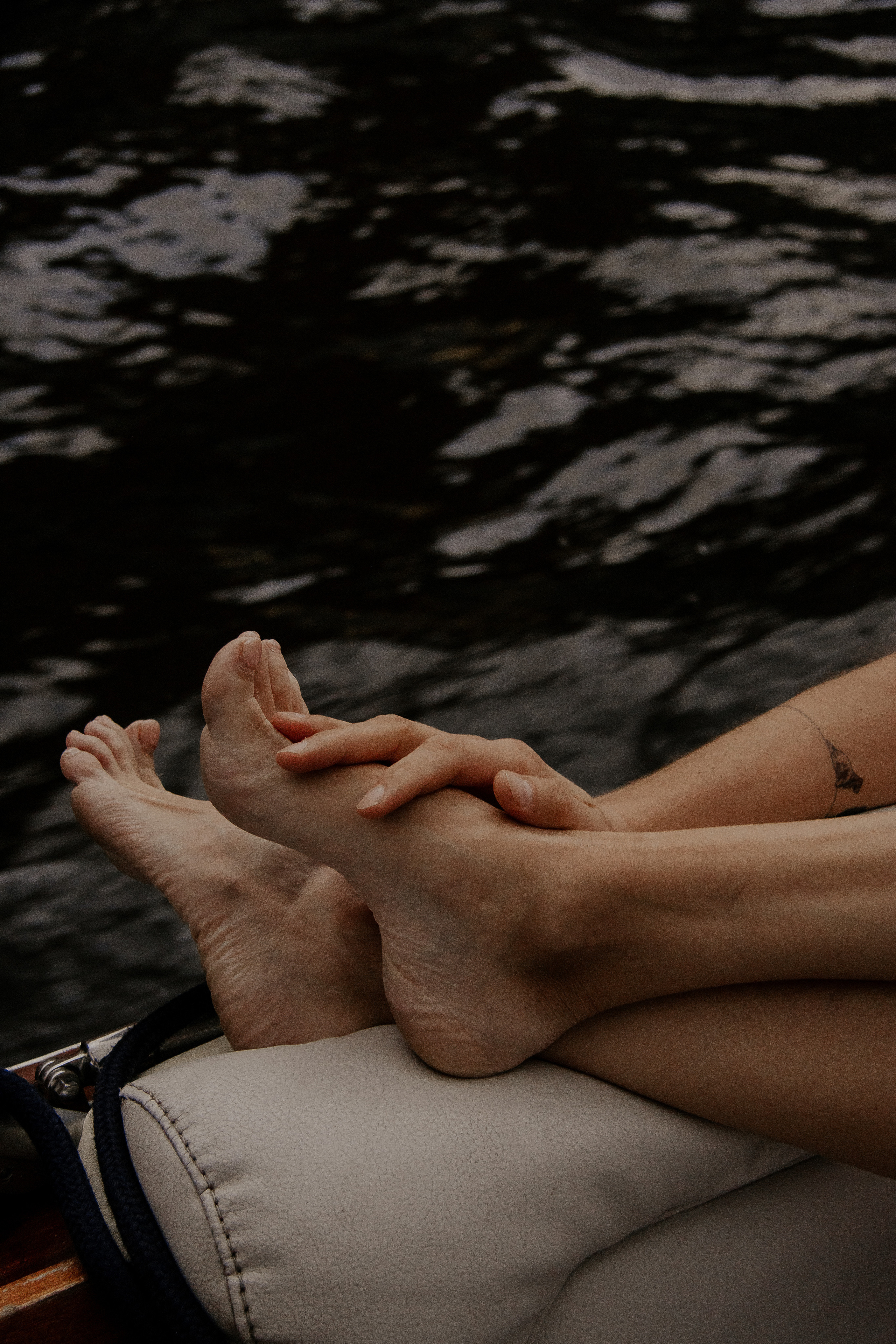 Прогулка влюбленных на кораблике по рекам и каналам. Фотограф в Санкт-Петербурге Лиза Семченкова