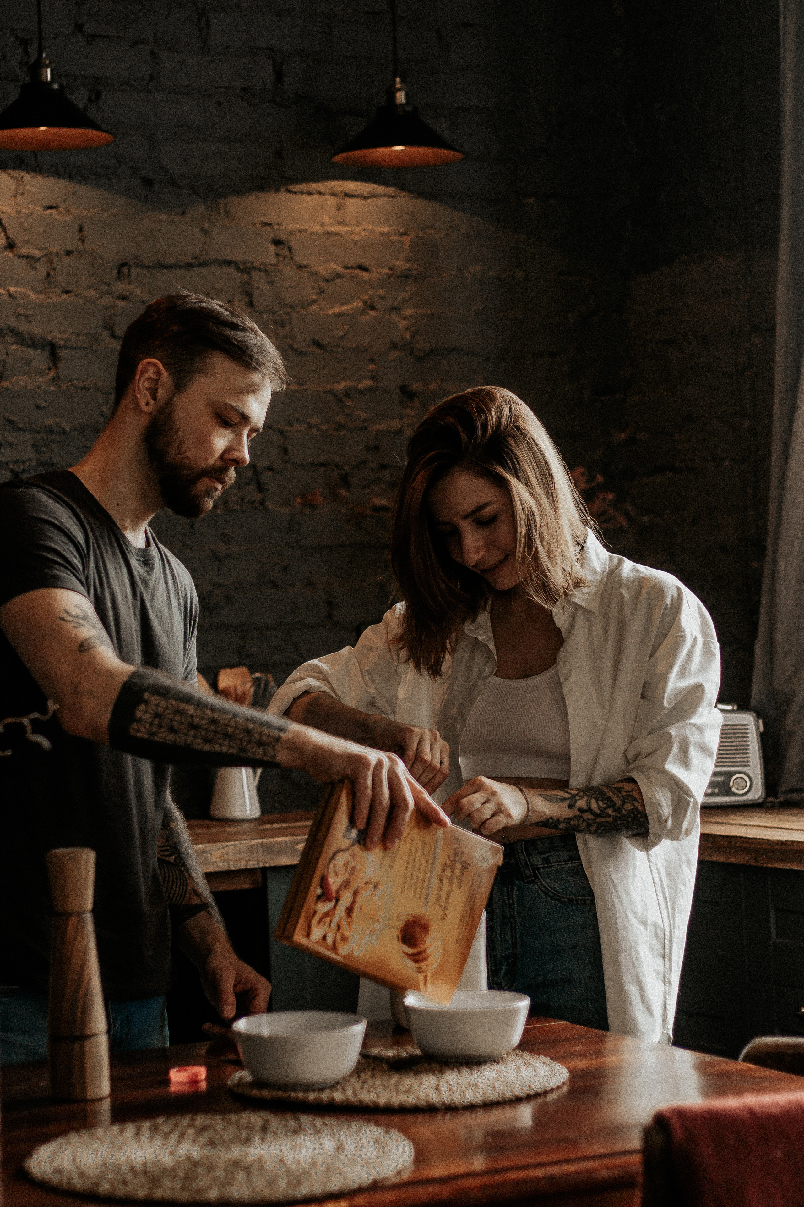 Лайфстайл фотосессия для двоих на кухне. Фотограф в Санкт-Петербурге Лиза Семченкова