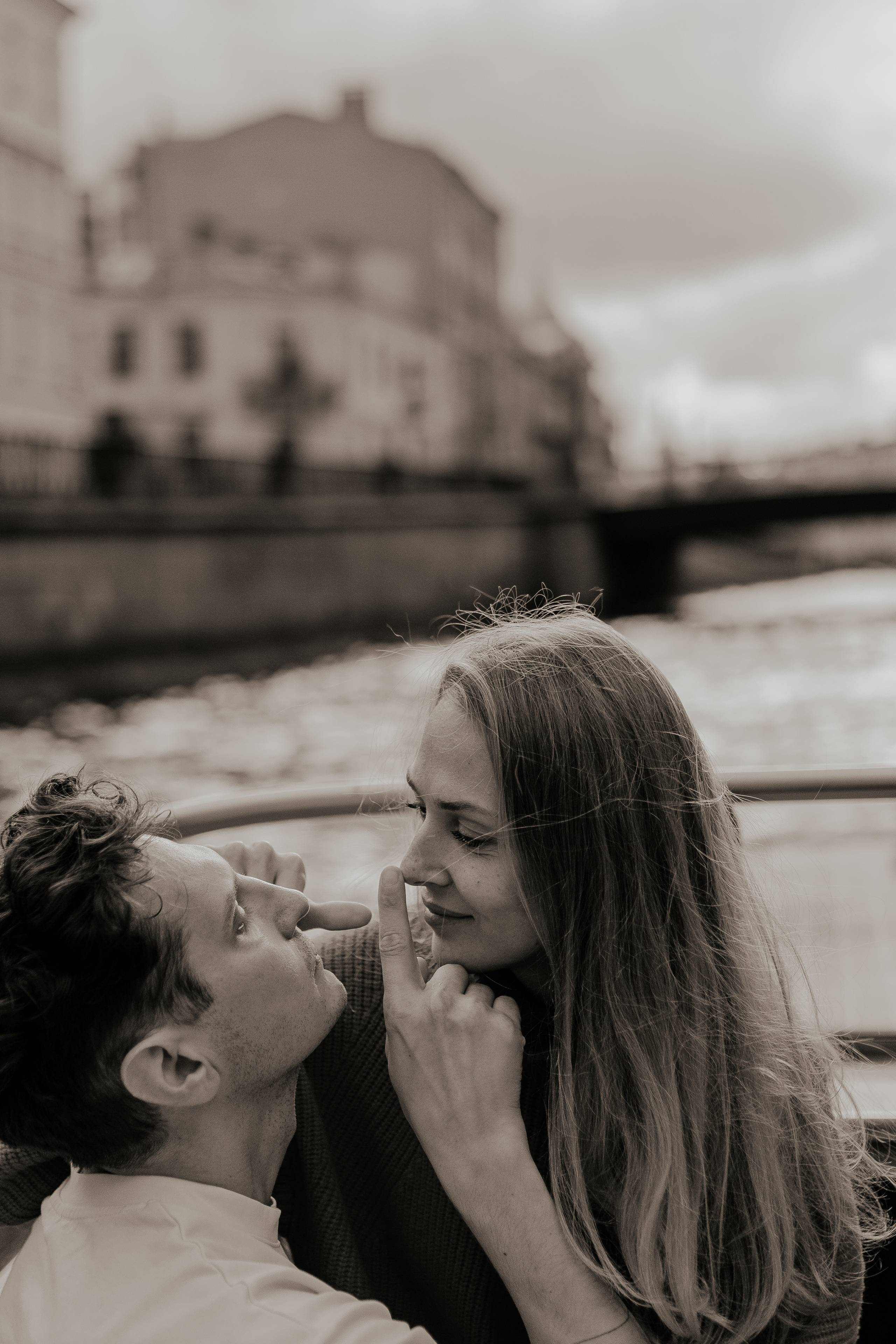 Прогулка влюбленных на кораблике по рекам и каналам. Фотограф в Санкт-Петербурге Лиза Семченкова