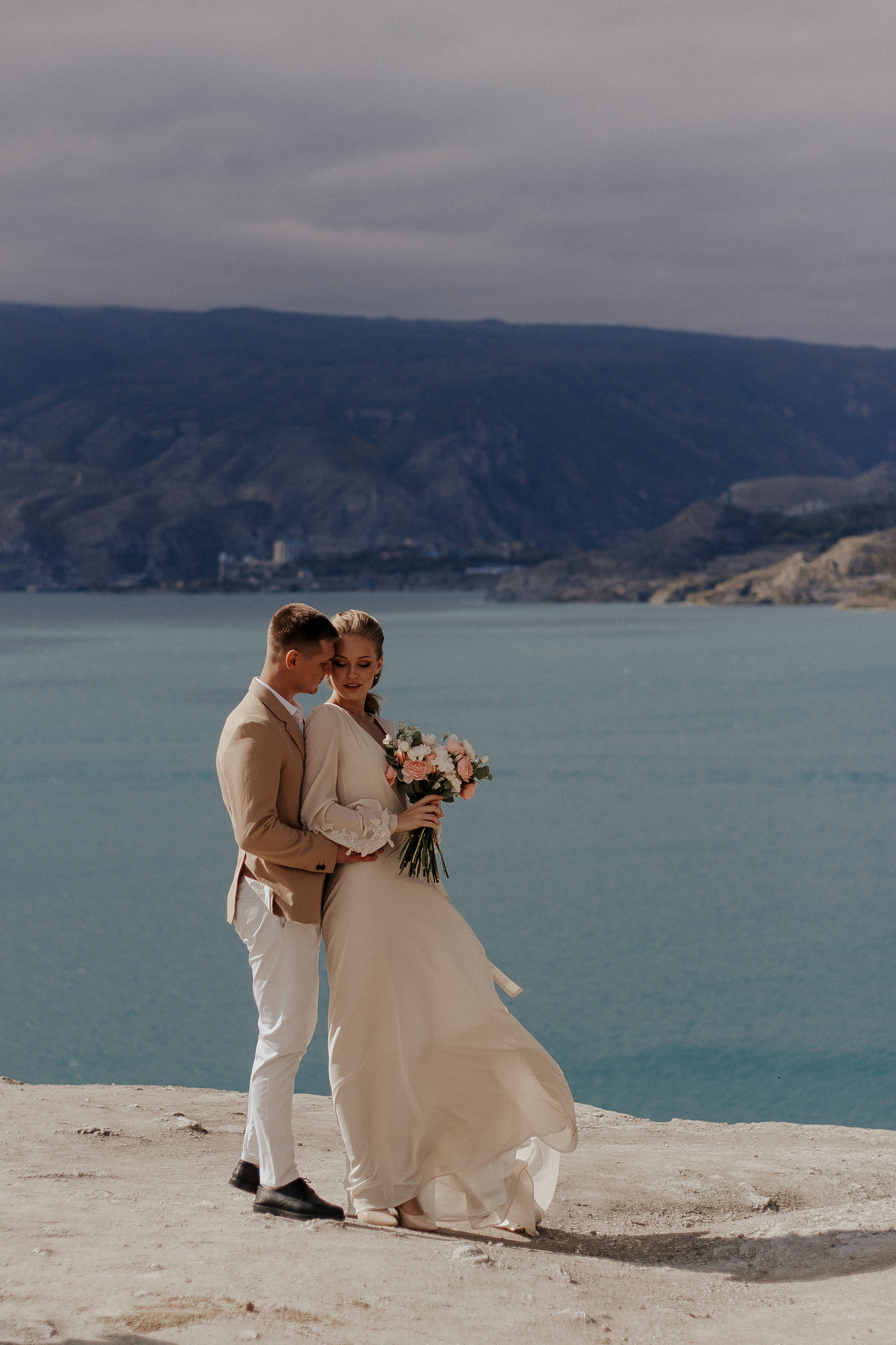 Пара в полный рост на берегу озера — свадебная фотосессия у озера в Дагестане