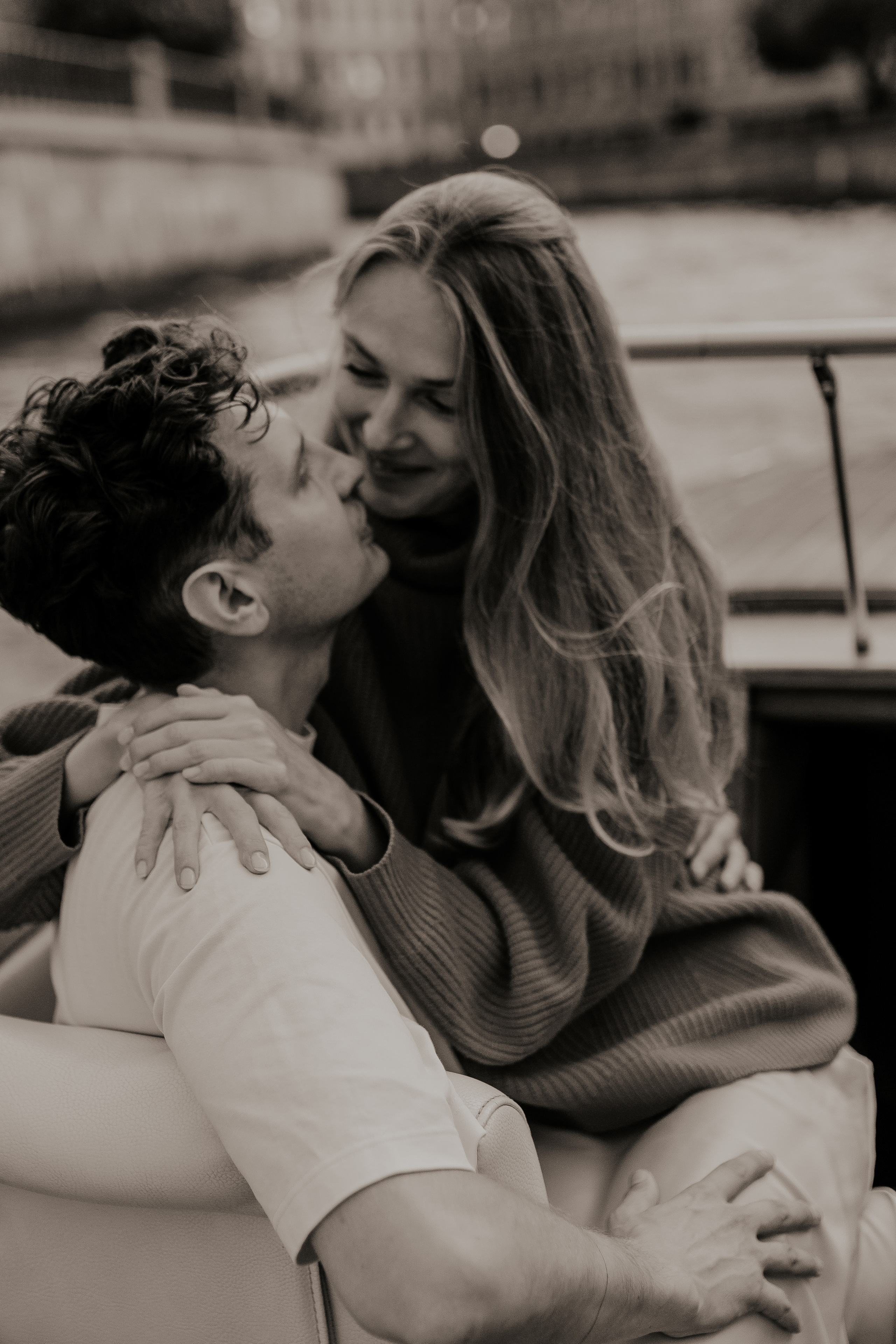 Прогулка влюбленных на кораблике по рекам и каналам. Фотограф в Санкт-Петербурге Лиза Семченкова