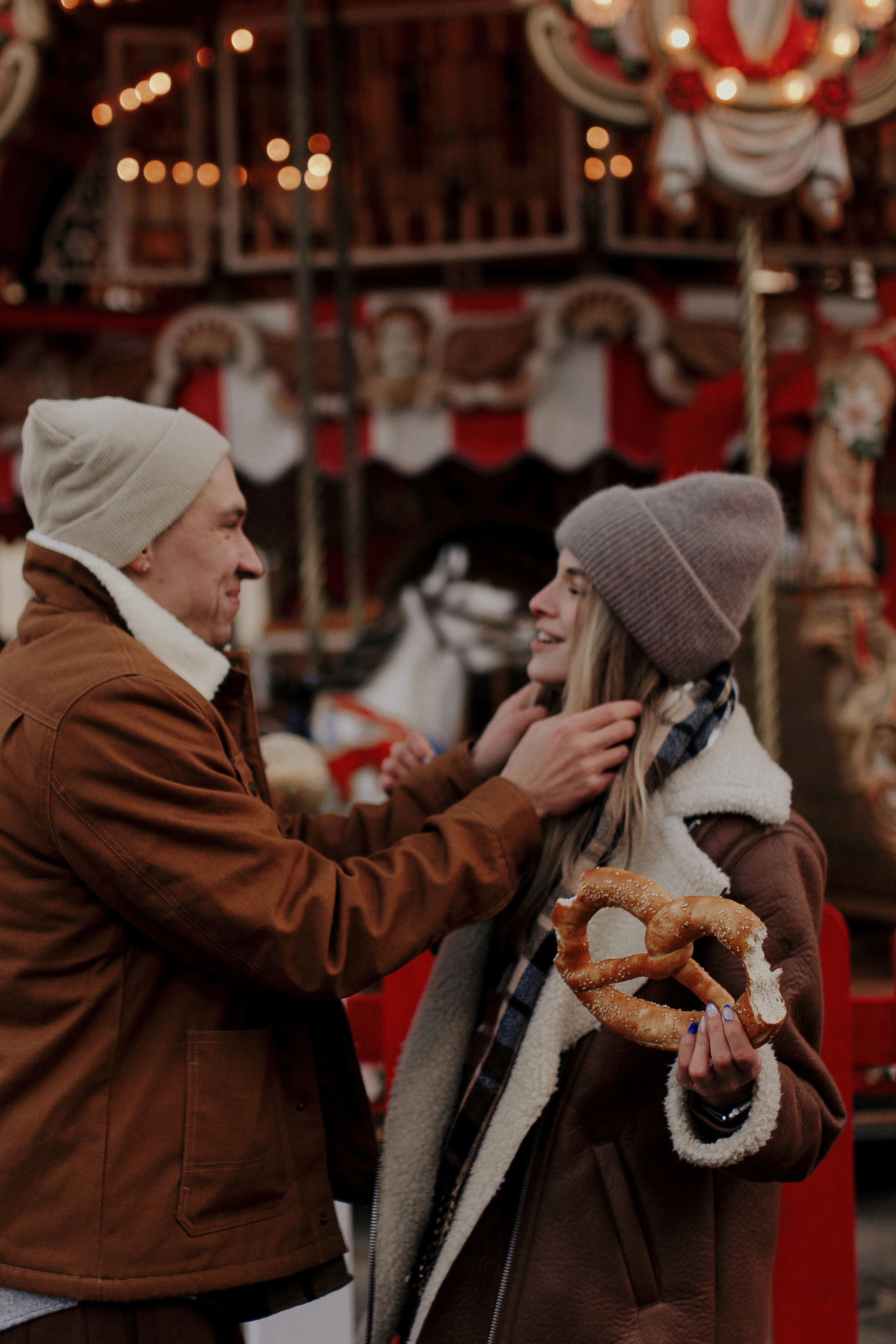 Двое на новогодней ярмарке. Фотограф в Санкт-Петербурге Лиза Семченкова