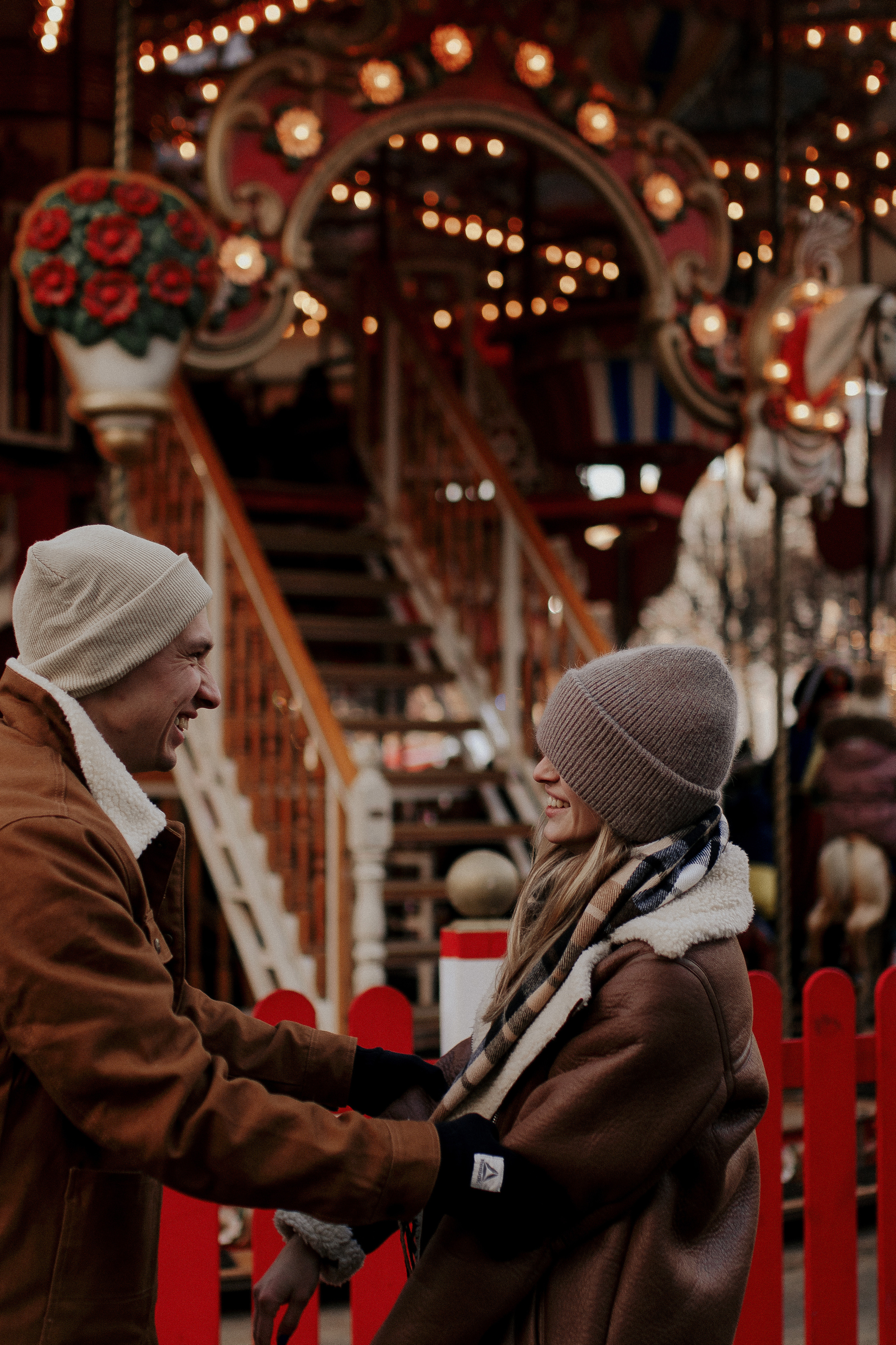 Двое на новогодней ярмарке. Фотограф в Санкт-Петербурге Лиза Семченкова