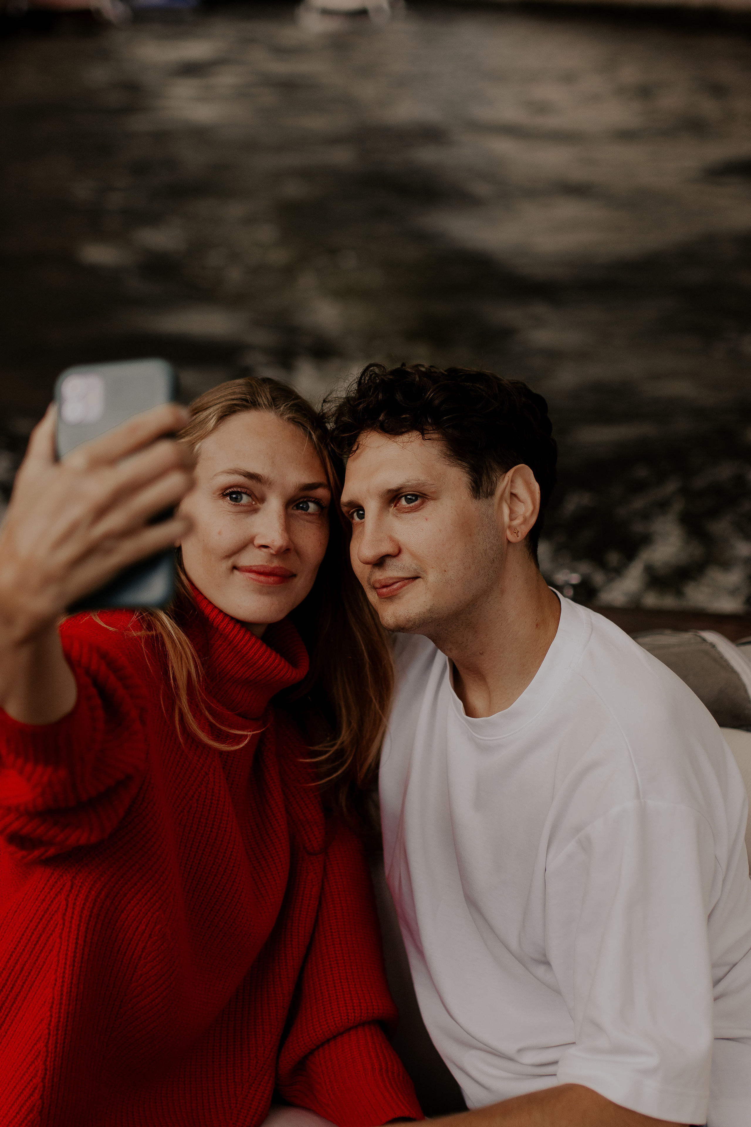 Прогулка влюбленных на кораблике по рекам и каналам. Фотограф в Санкт-Петербурге Лиза Семченкова