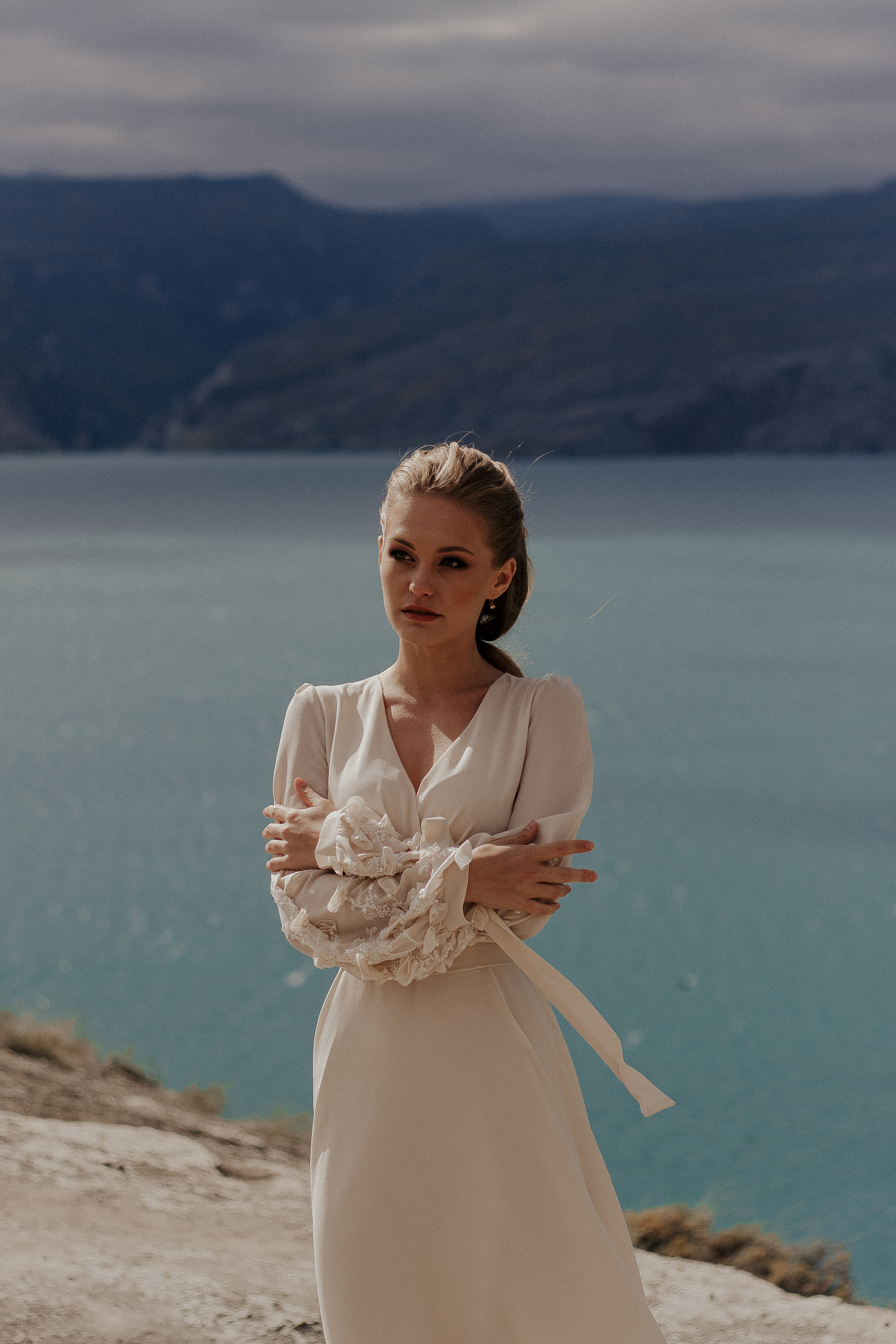 Крупный портрет невесты — свадебная фотосессия у озера в Дагестане