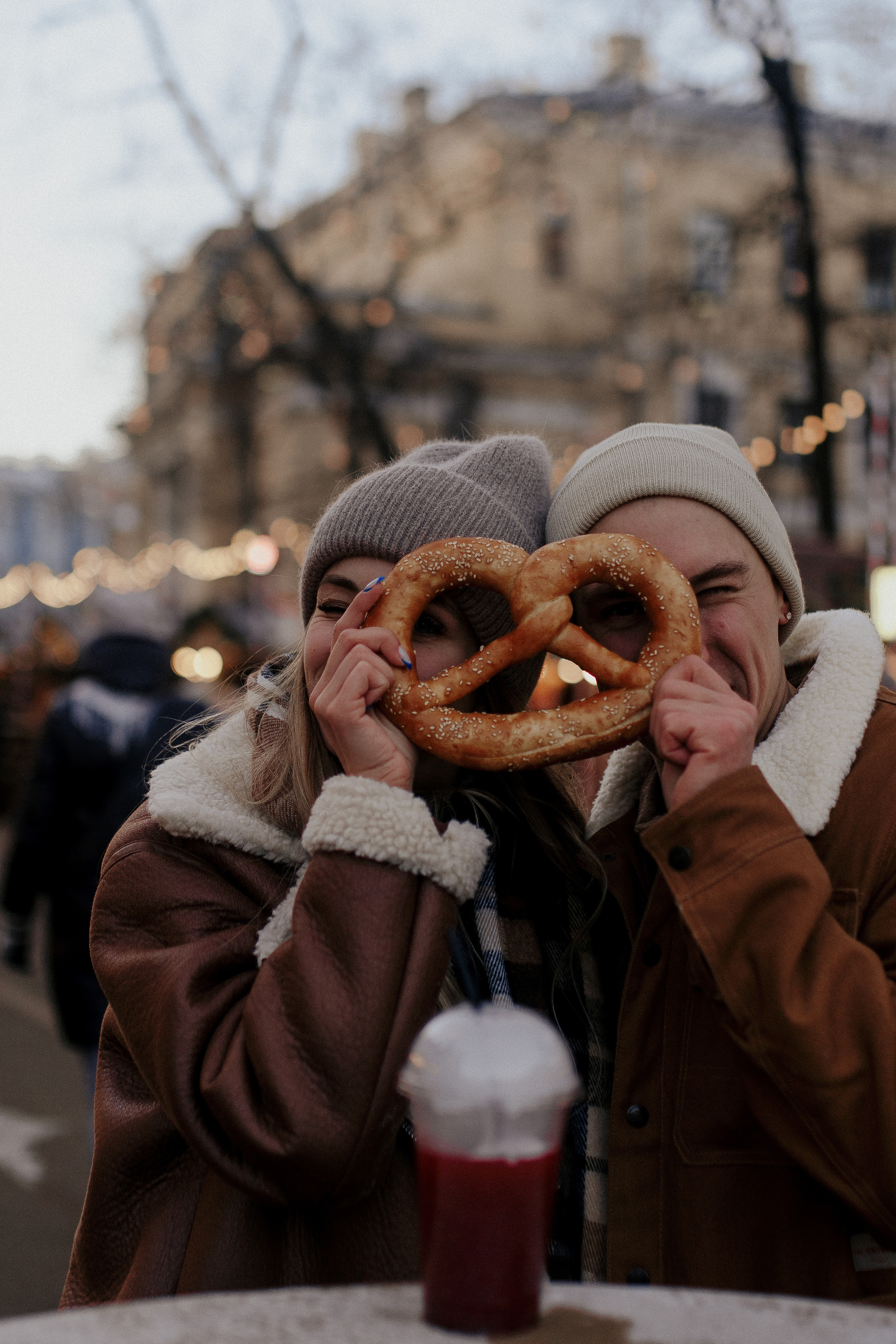 Двое на новогодней ярмарке. Фотограф в Санкт-Петербурге Лиза Семченкова